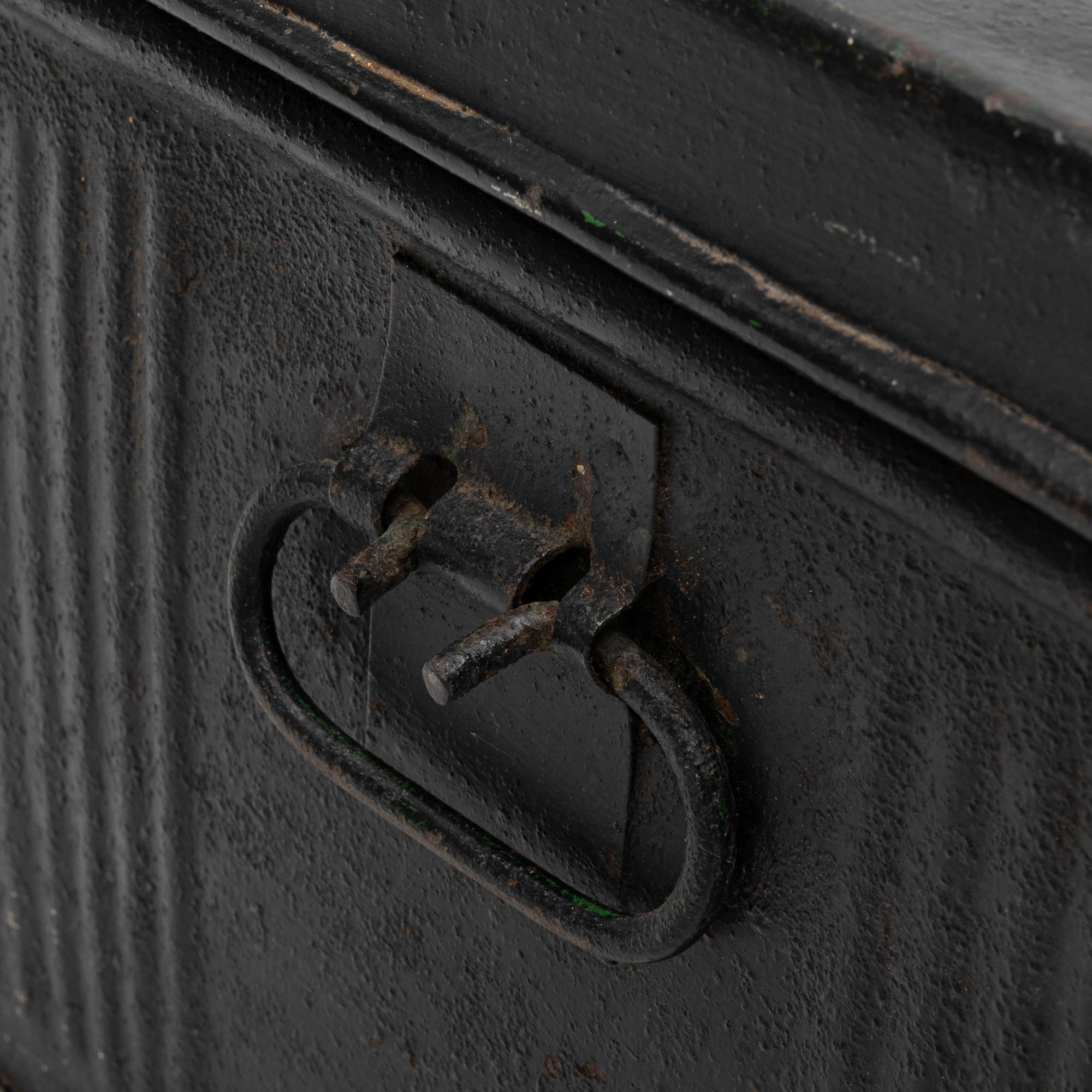 Valigia belga in metallo del XX secolo in vendita 5