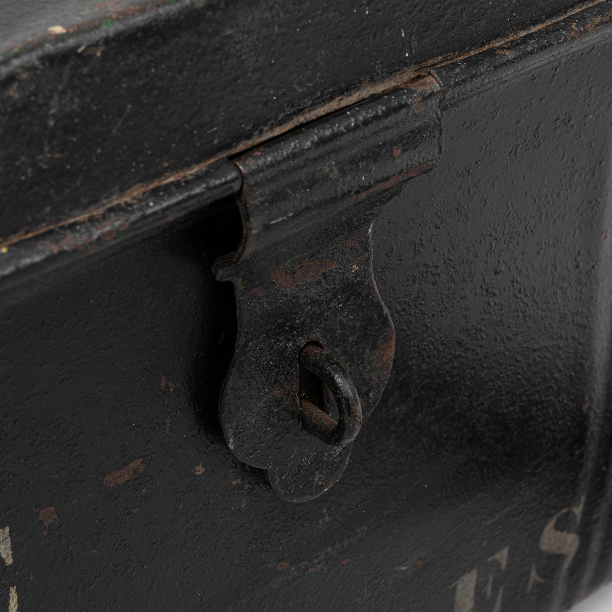 Valigia belga in metallo del XX secolo in vendita 7