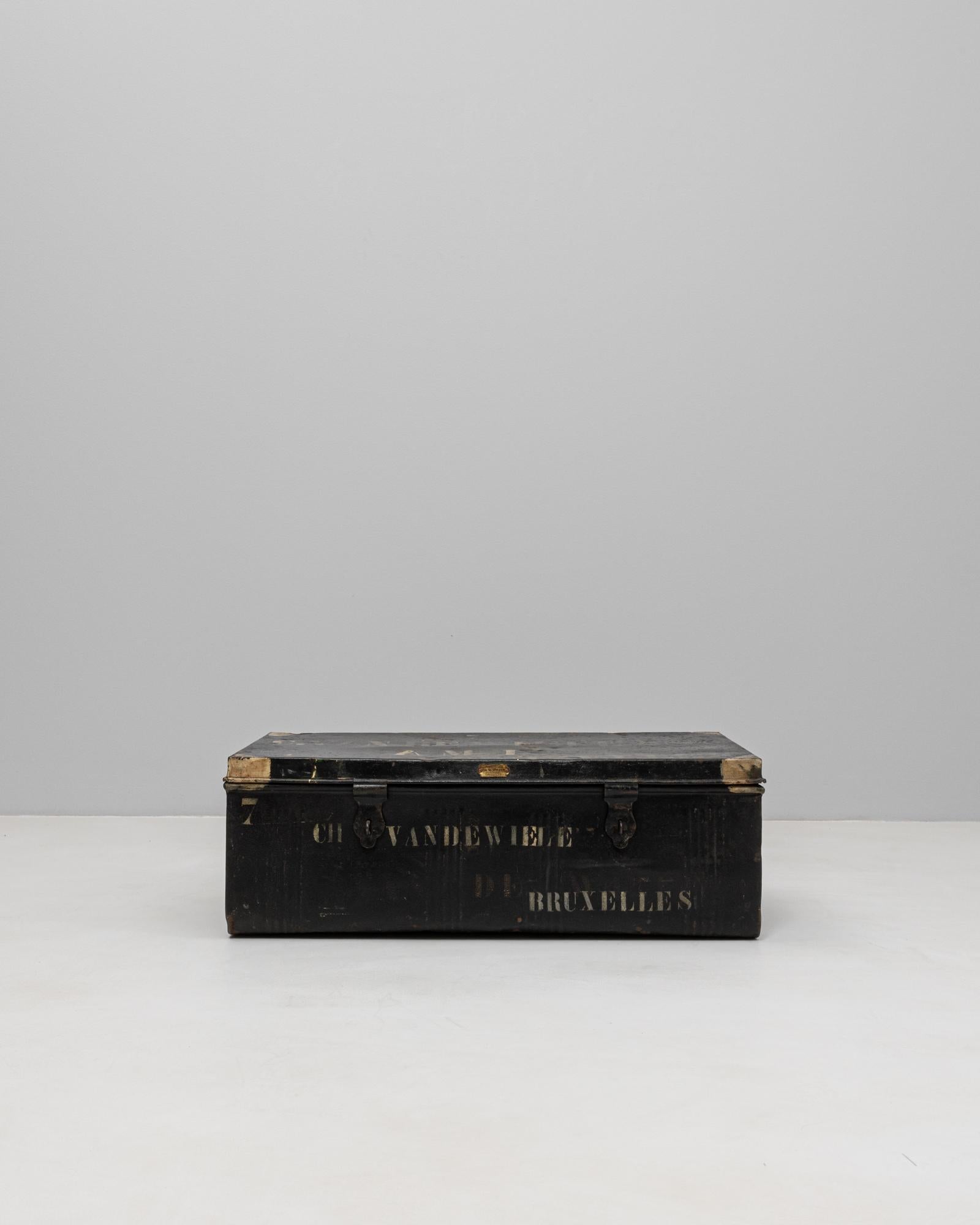 Belga Valigia belga in metallo del XX secolo in vendita