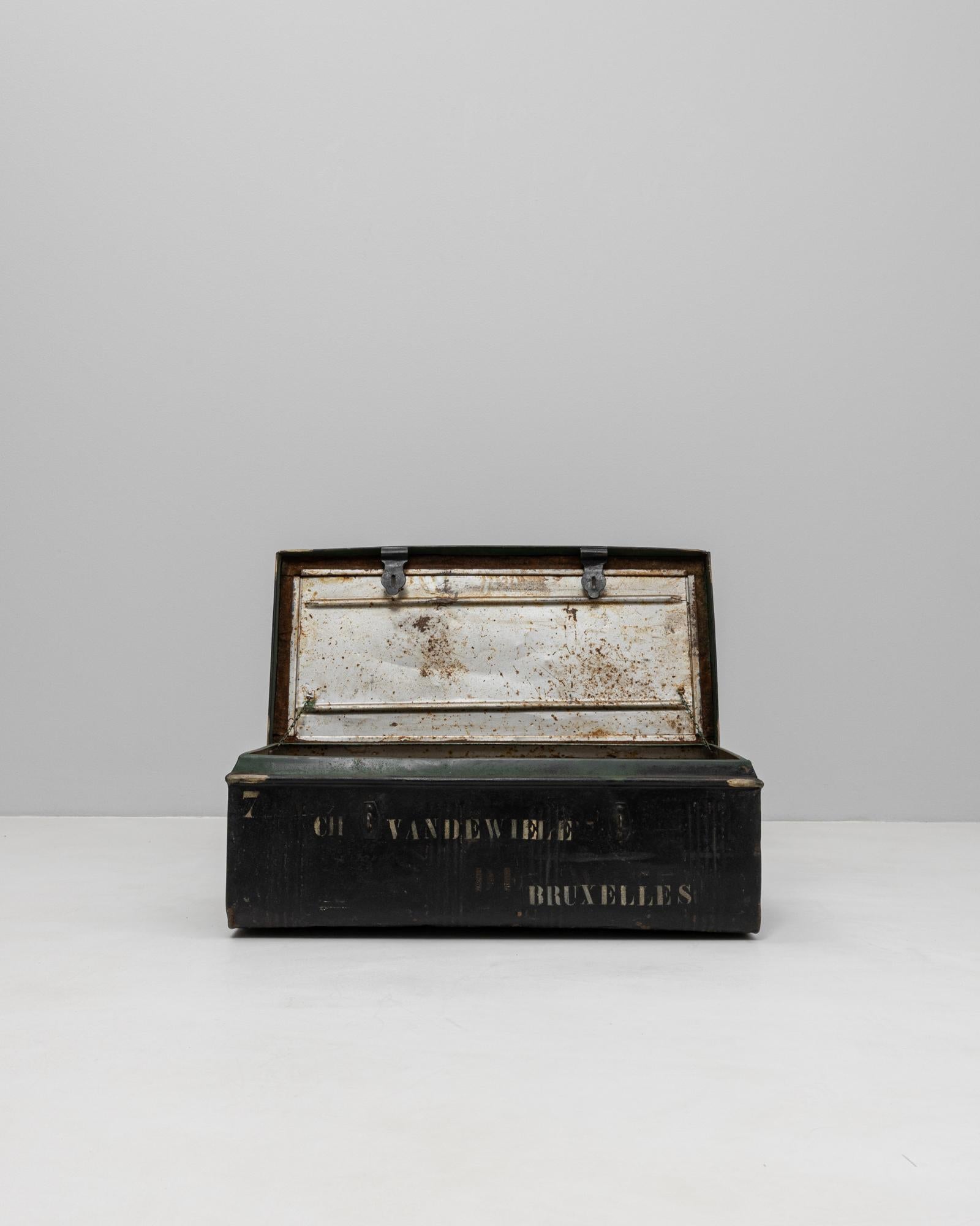 Valigia belga in metallo del XX secolo In condizioni buone in vendita a High Point, NC