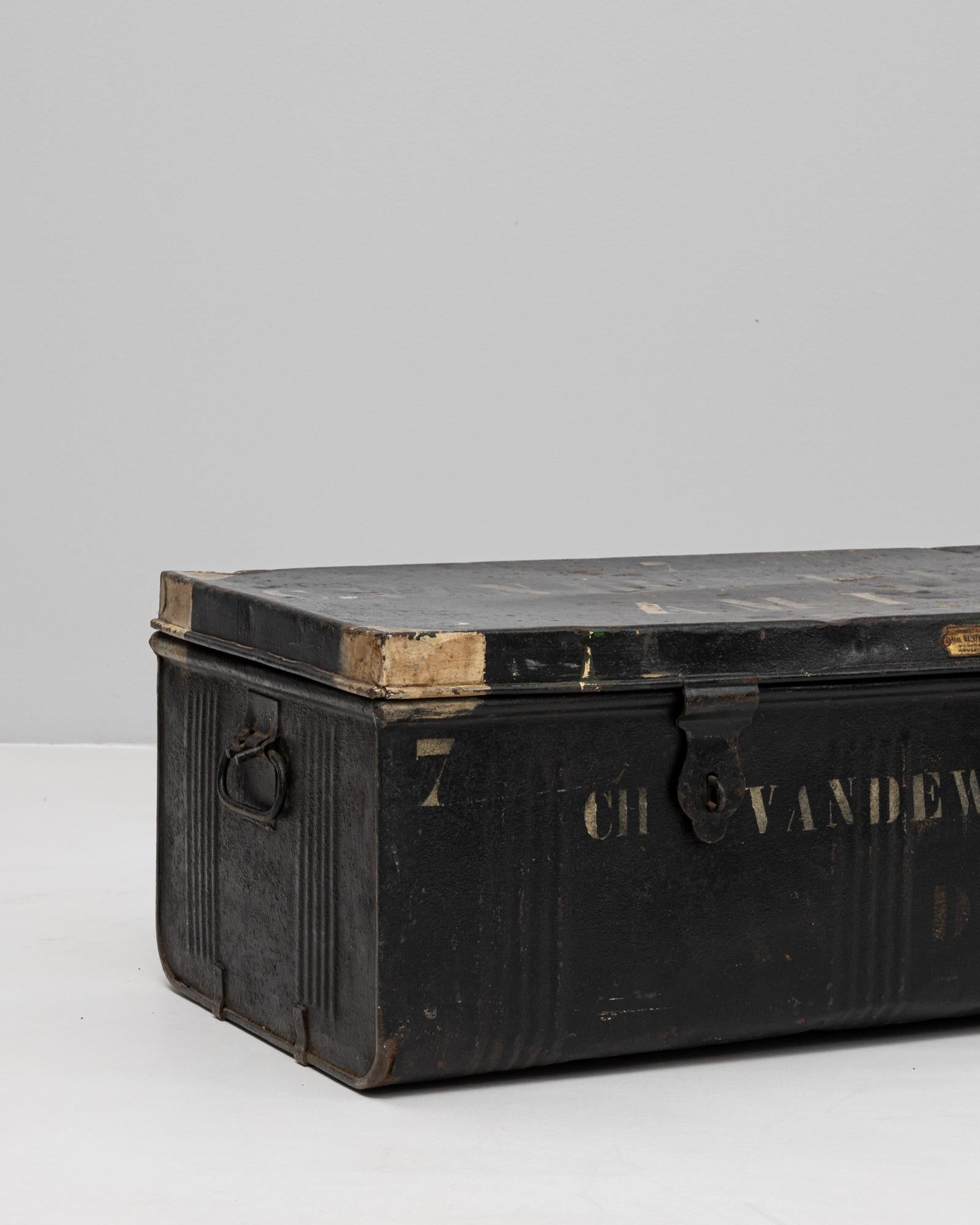 Valigia belga in metallo del XX secolo in vendita 3