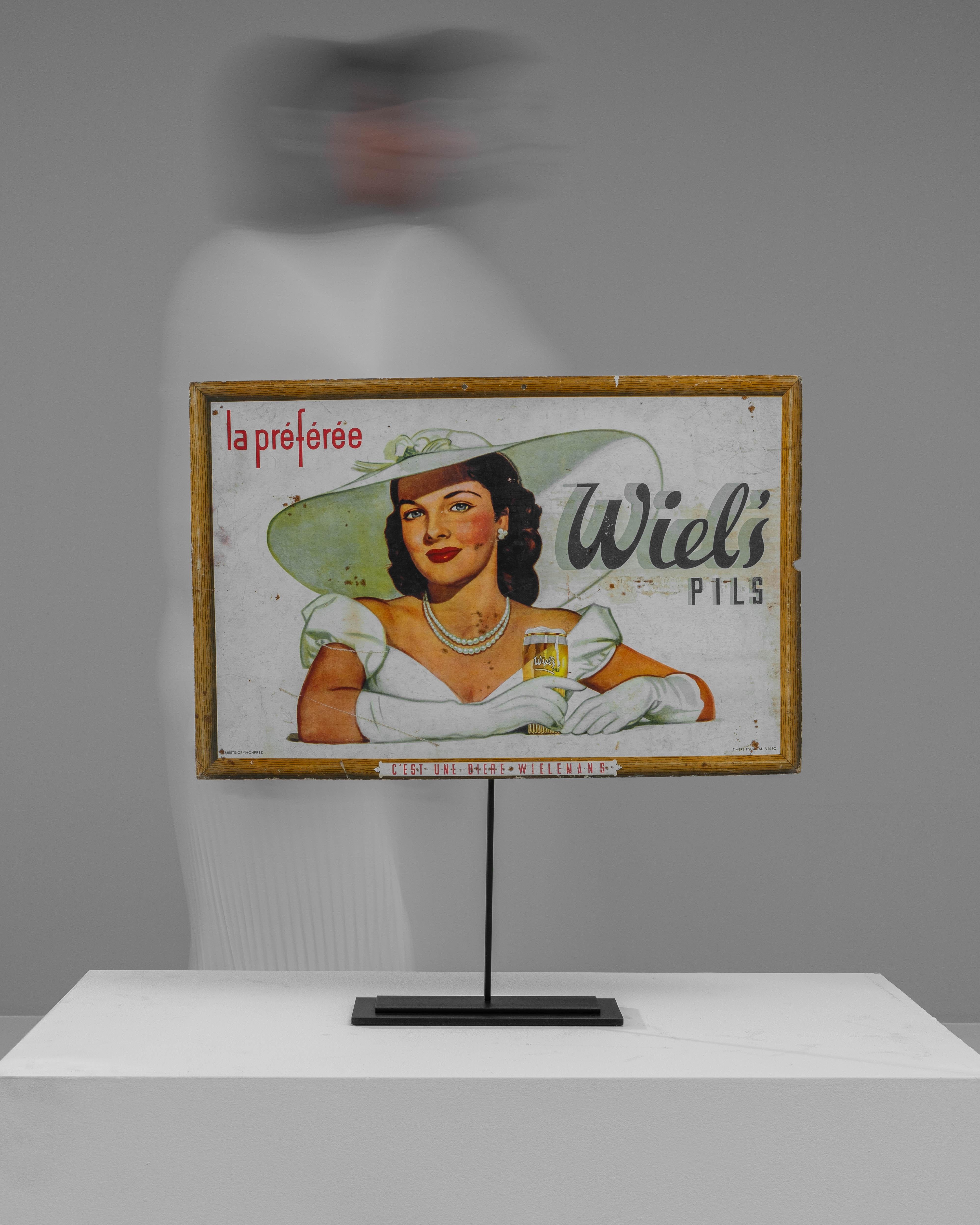 Remontez le temps avec cette charmante enseigne belge en métal et bois du 20e siècle sur pied, vibrant hommage à l'âge d'or de la publicité. 