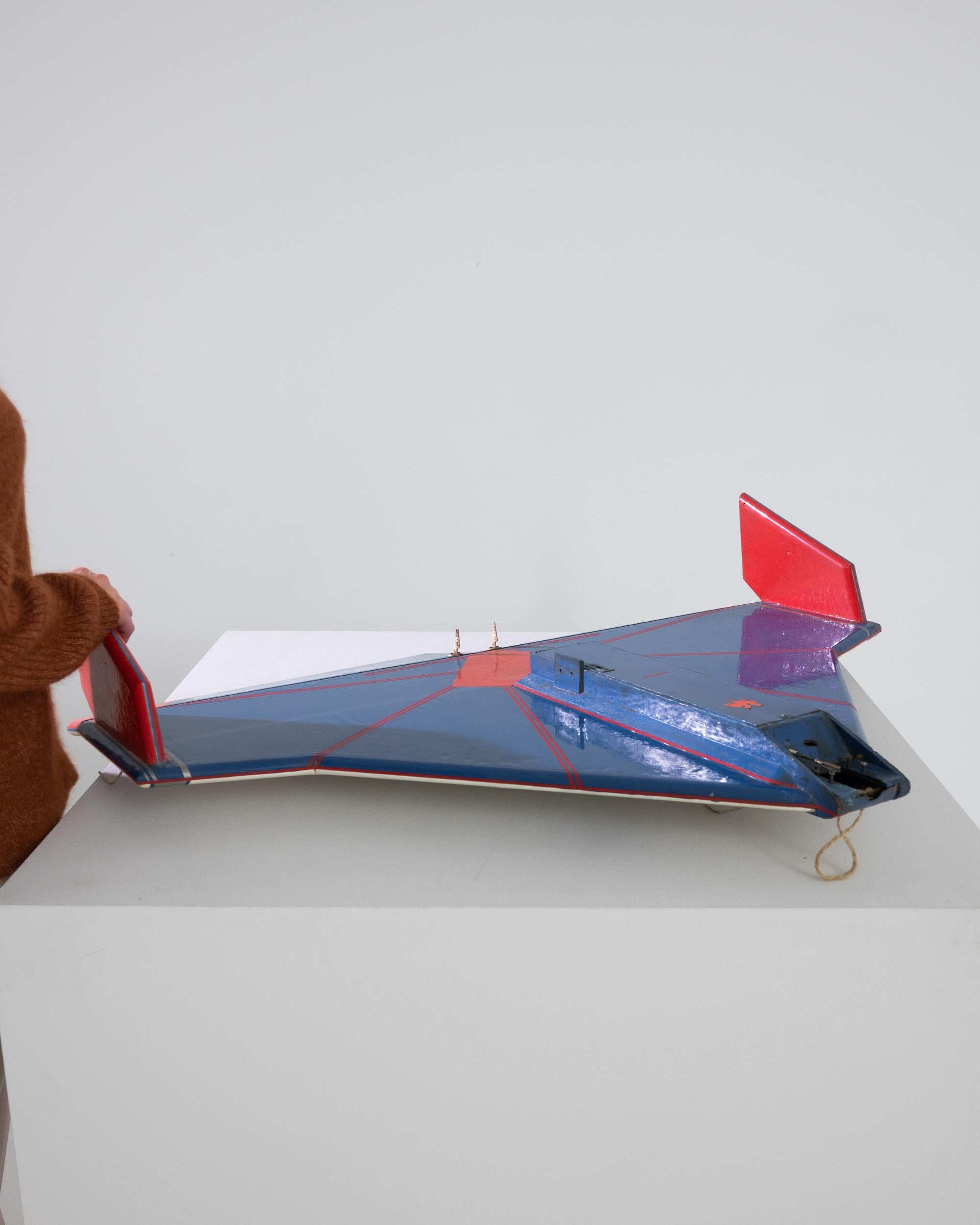 Cette maquette d'avion belge du XXe siècle est un objet de collection remarquable, qui capture l'esprit de l'aviation vintage avec son corps bleu frappant et ses accents rouges audacieux. Fabriqué avec une attention méticuleuse aux détails, l'avion