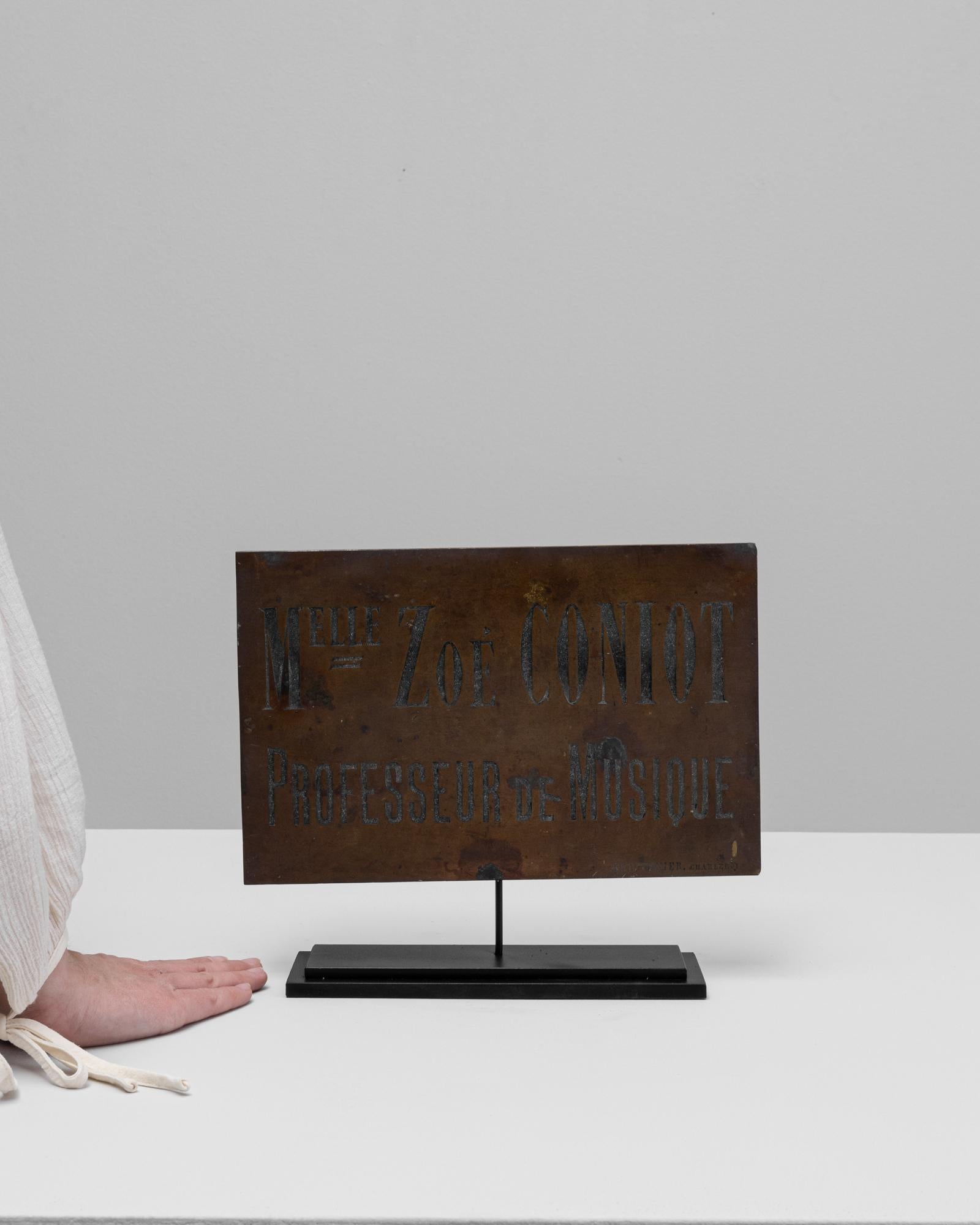 Belga Insegna in ottone di un professore di musica belga del XX secolo su supporto in vendita