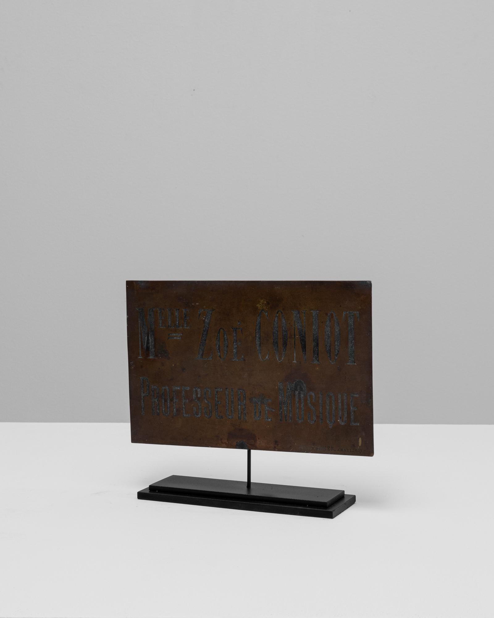 Insegna in ottone di un professore di musica belga del XX secolo su supporto In condizioni buone in vendita a High Point, NC