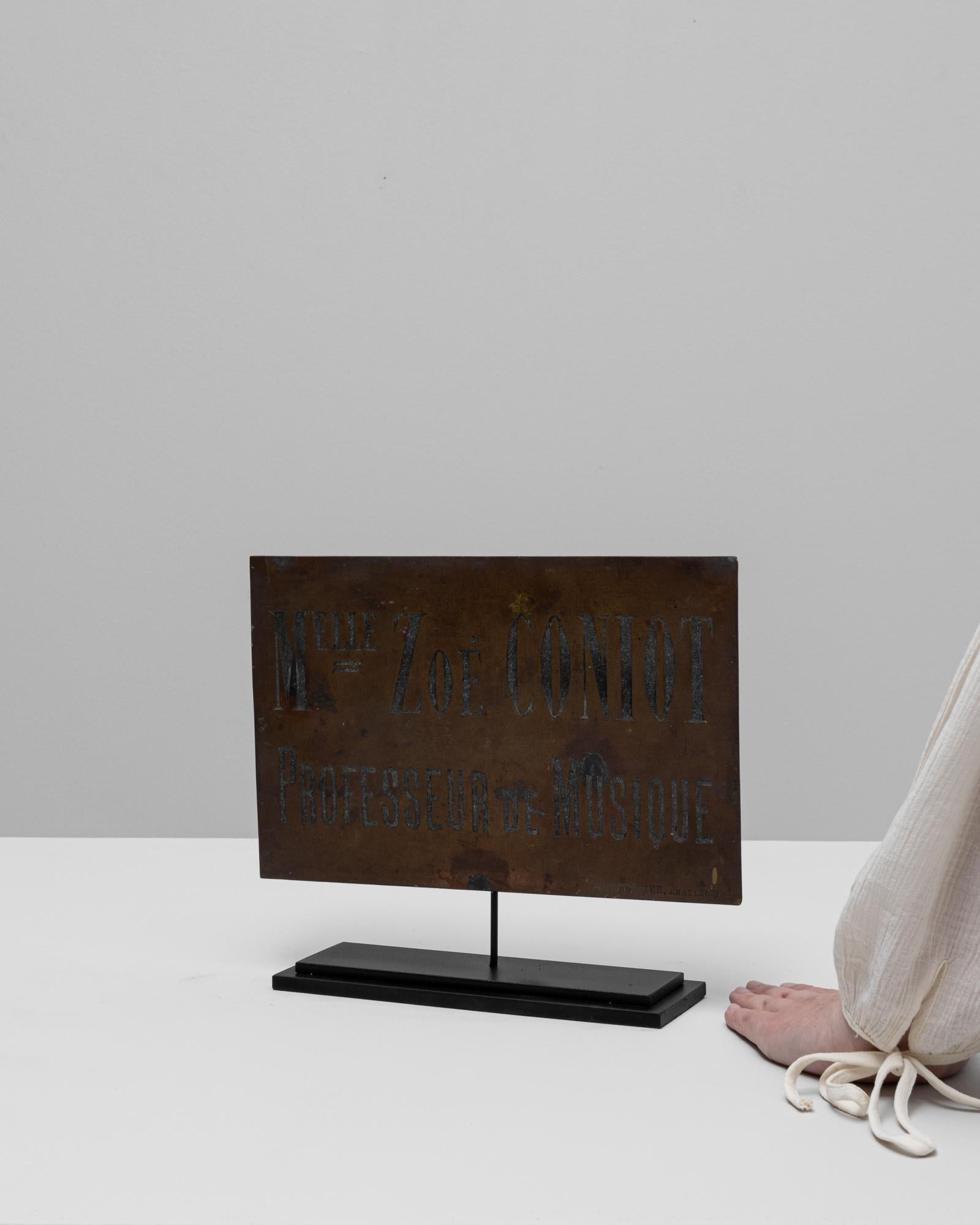 Metallo Insegna in ottone di un professore di musica belga del XX secolo su supporto in vendita