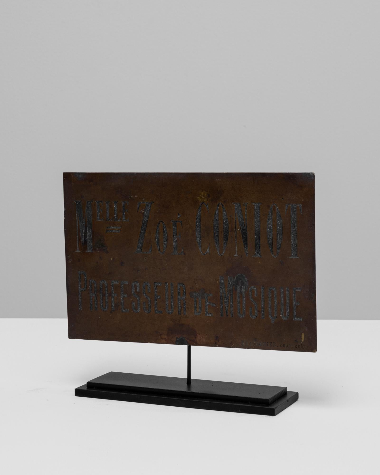 Insegna in ottone di un professore di musica belga del XX secolo su supporto in vendita 1