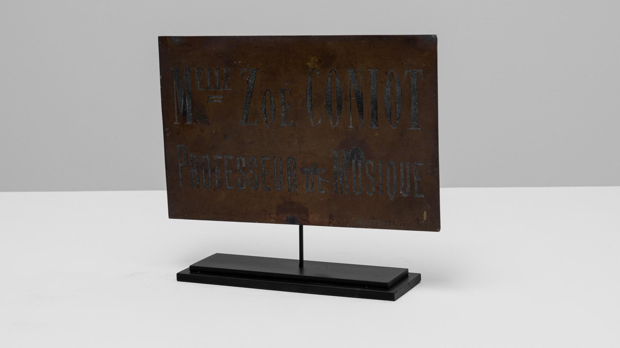 Insegna in ottone di un professore di musica belga del XX secolo su supporto in vendita 2