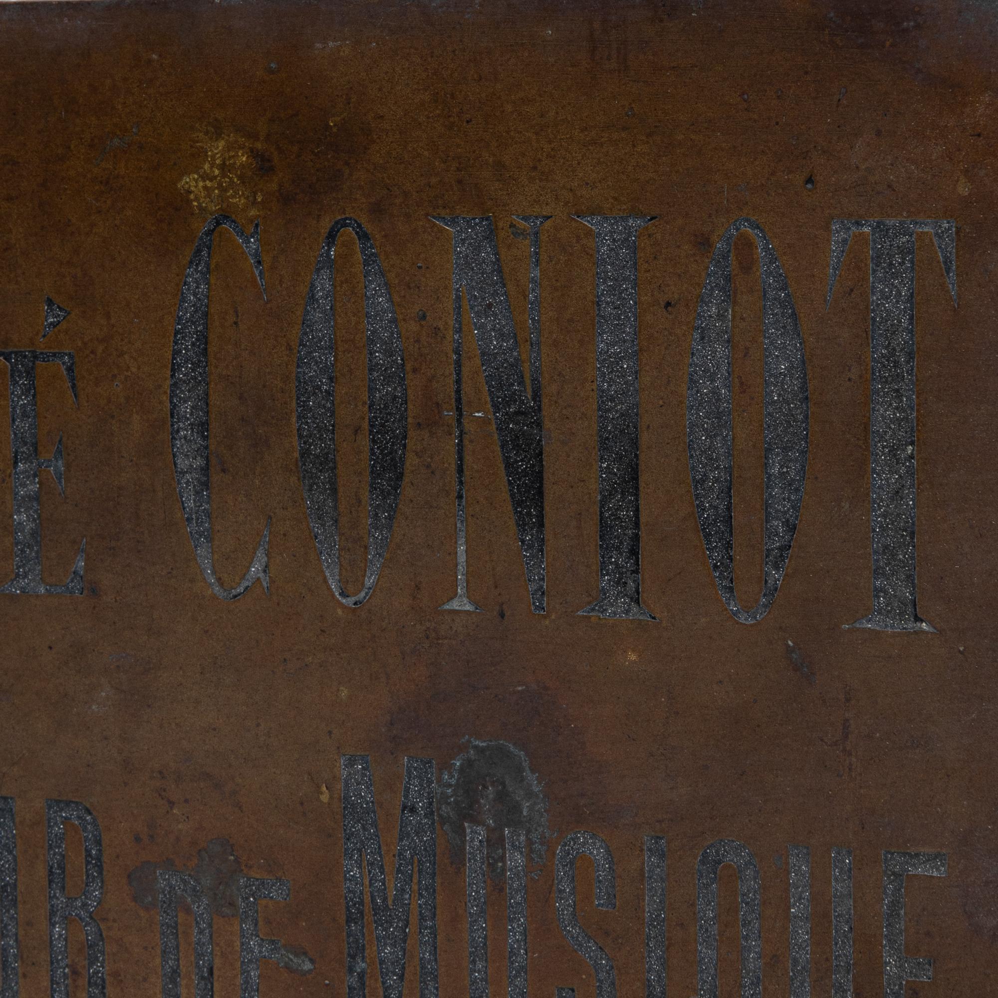 Insegna in ottone di un professore di musica belga del XX secolo su supporto in vendita 3