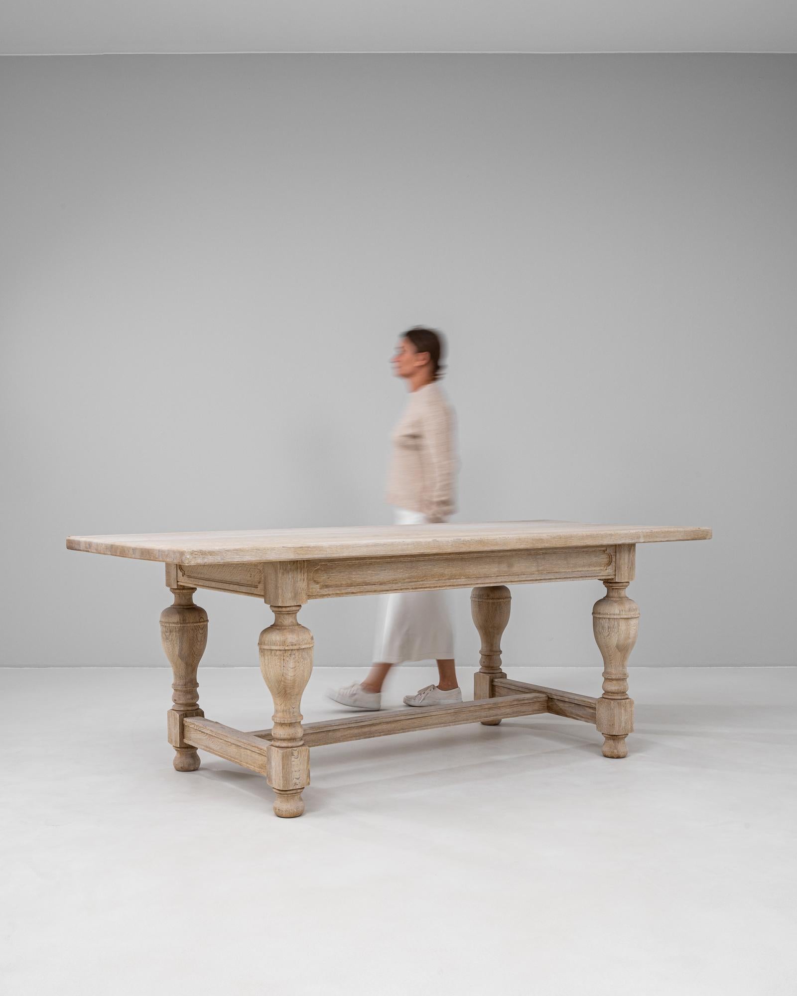 Mesa de comedor de roble belga del siglo XX Roble en venta