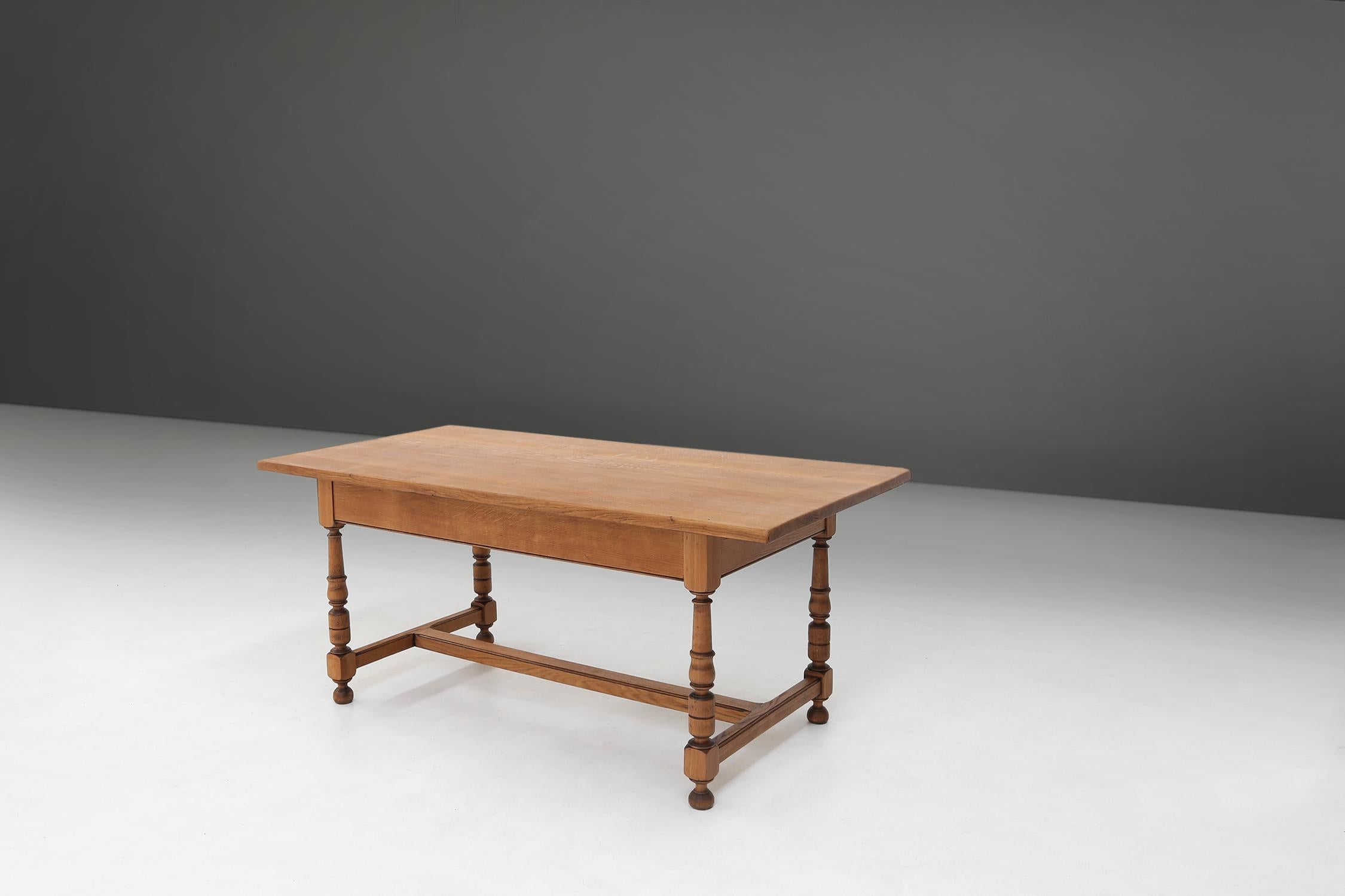 20th century Belgian oak dining table In Good Condition For Sale In Meulebeke, BE