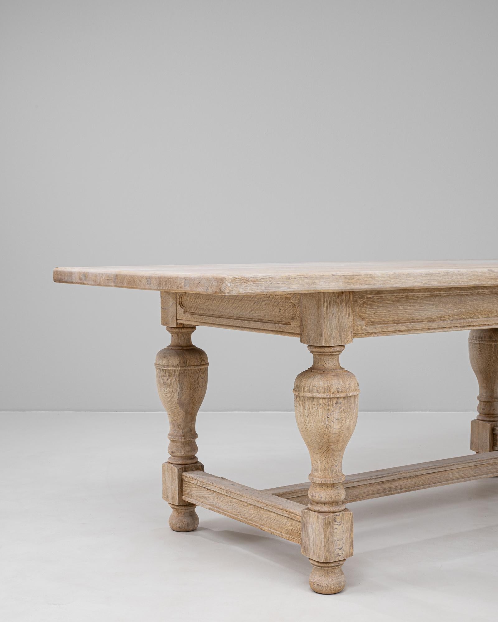 Mesa de comedor de roble belga del siglo XX en venta 1