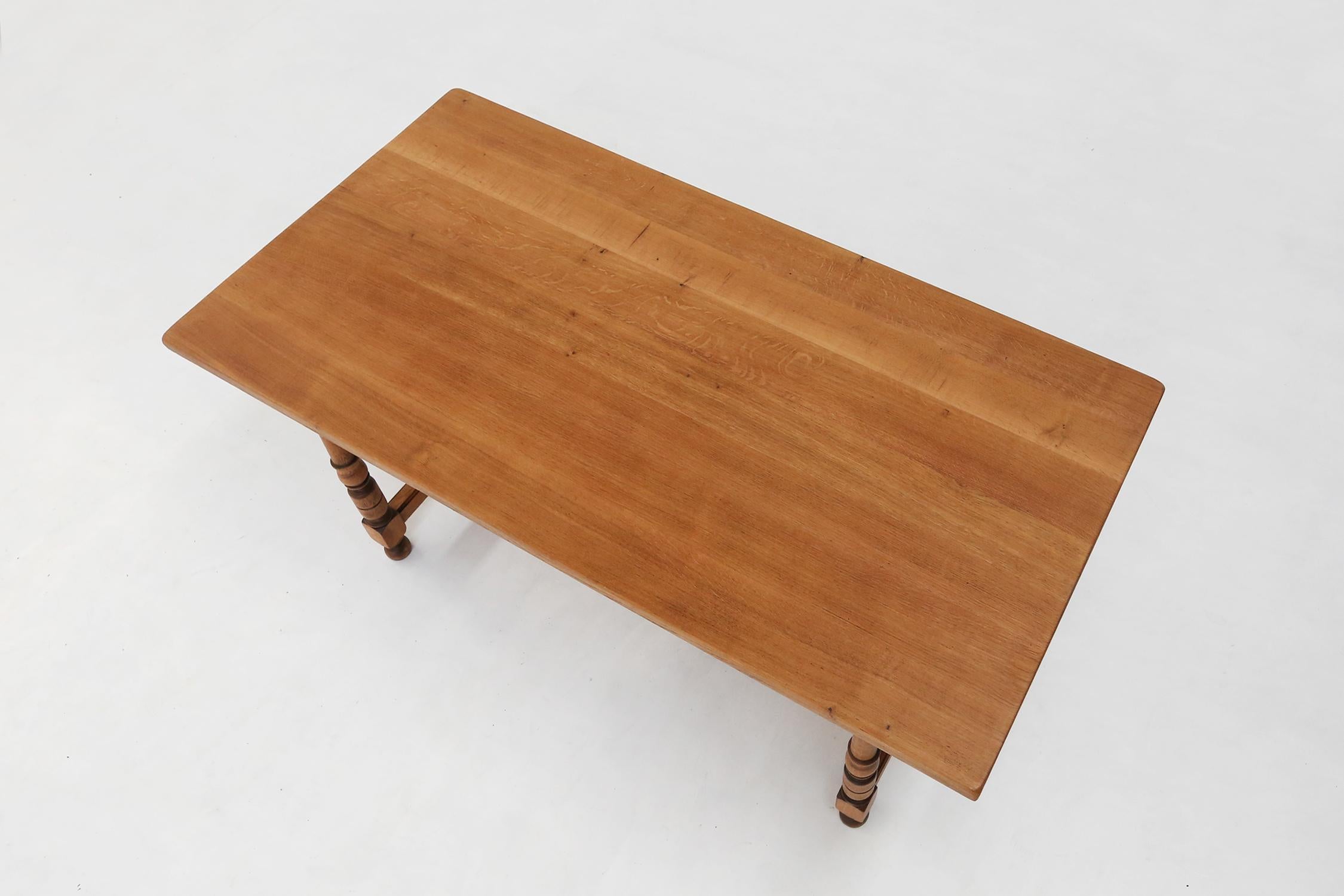 Table de salle à manger en chêne belge du 20e siècle Bon état - En vente à Meulebeke, BE