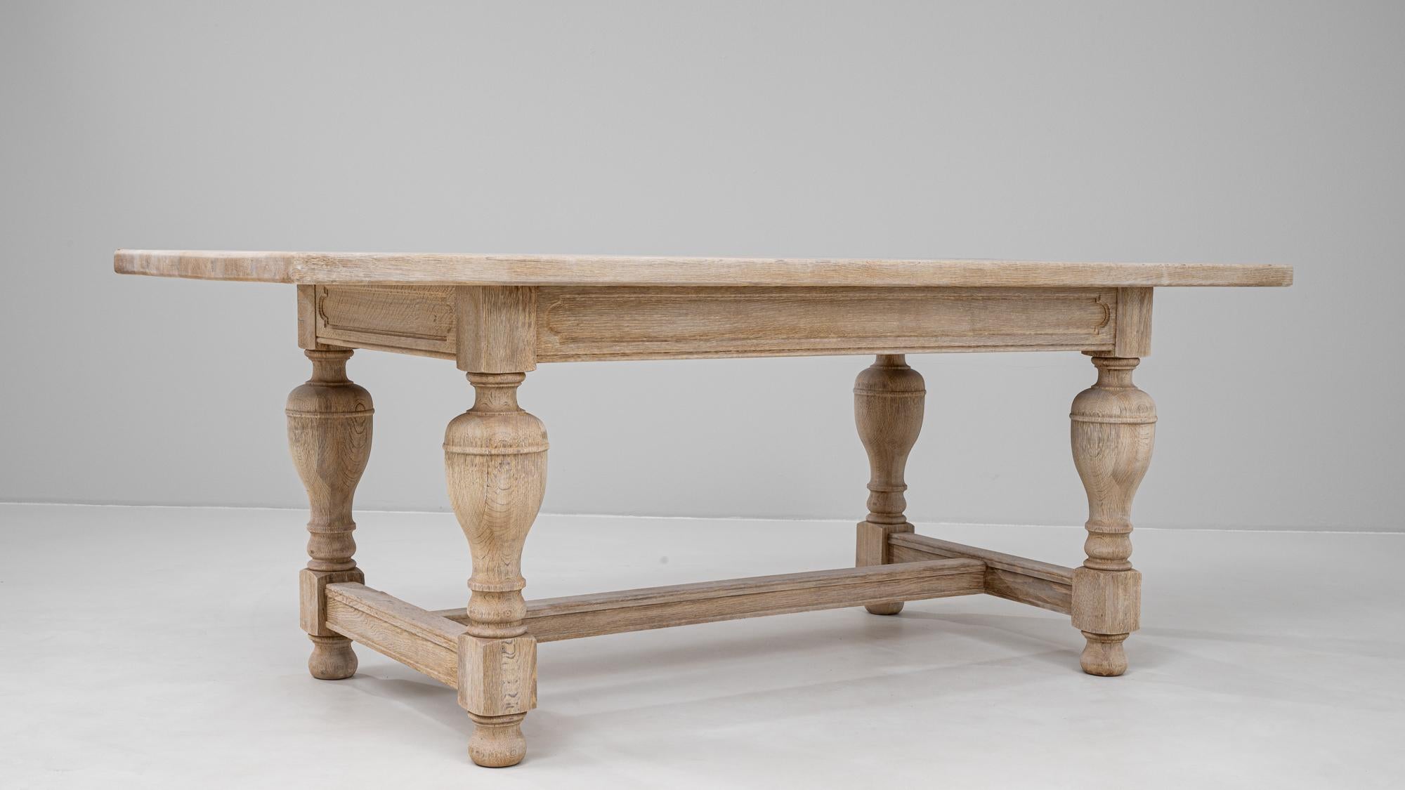 Mesa de comedor de roble belga del siglo XX en venta 2