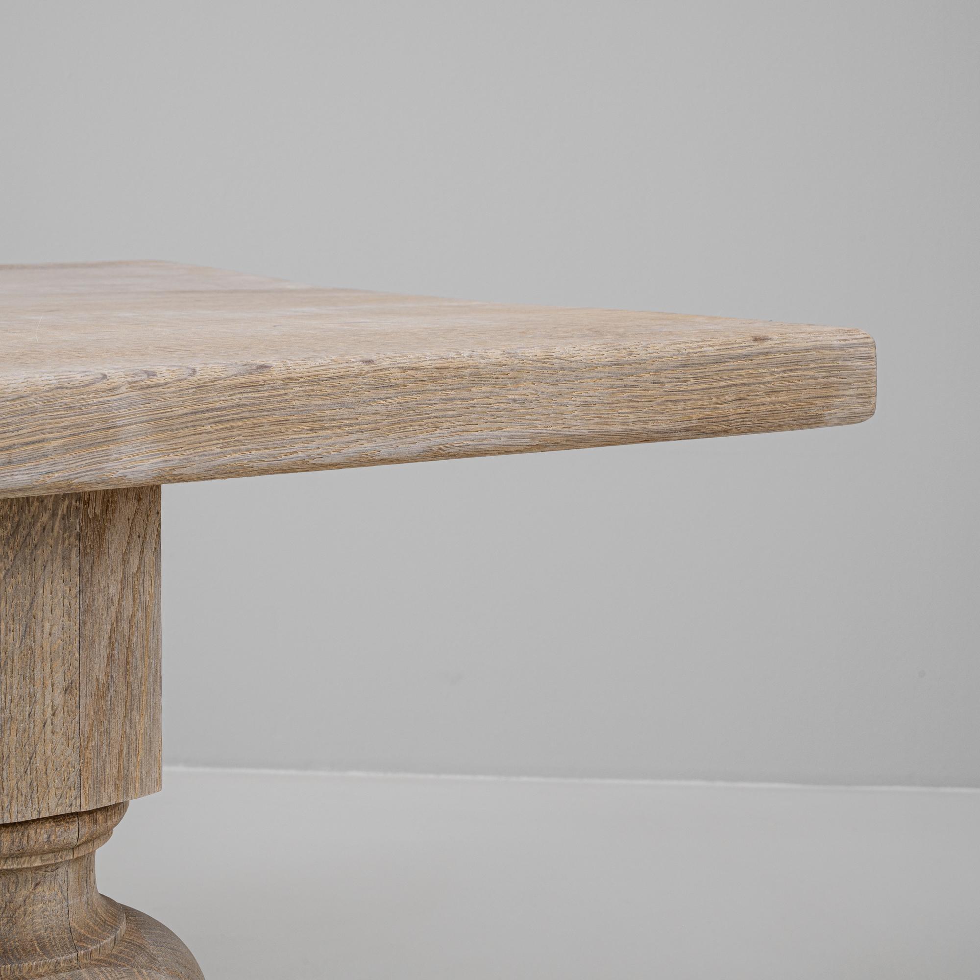 Mesa de comedor de roble belga del siglo XX en venta 3