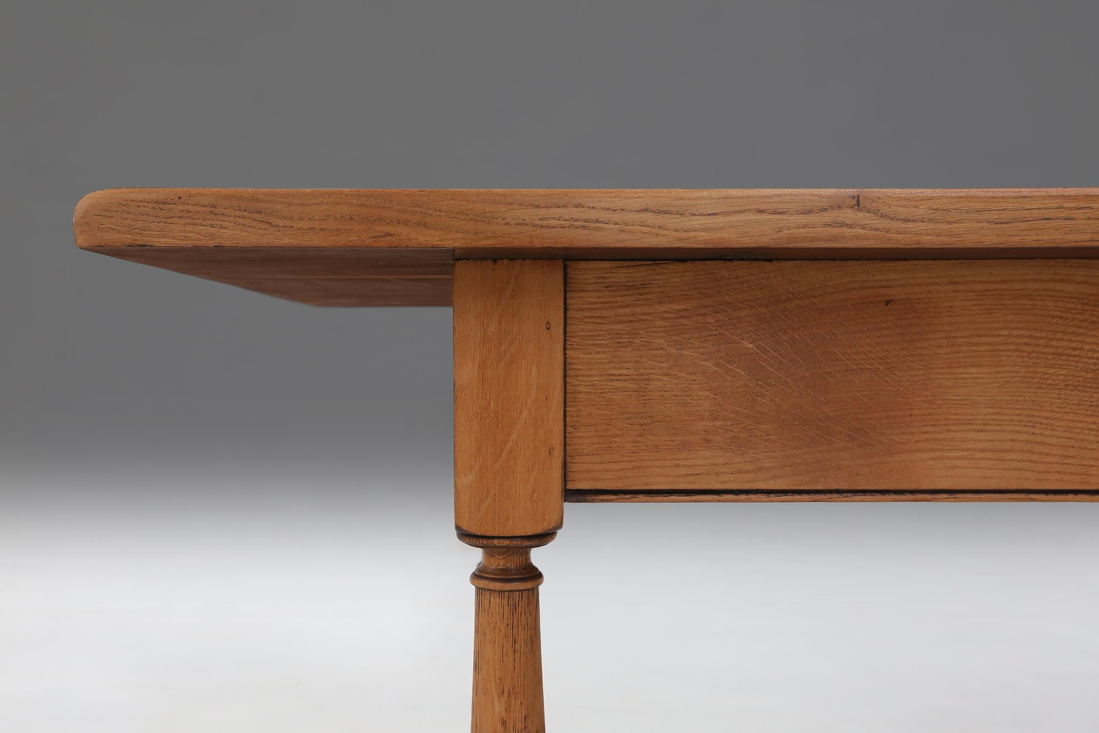 Chêne Table de salle à manger en chêne belge du 20e siècle en vente