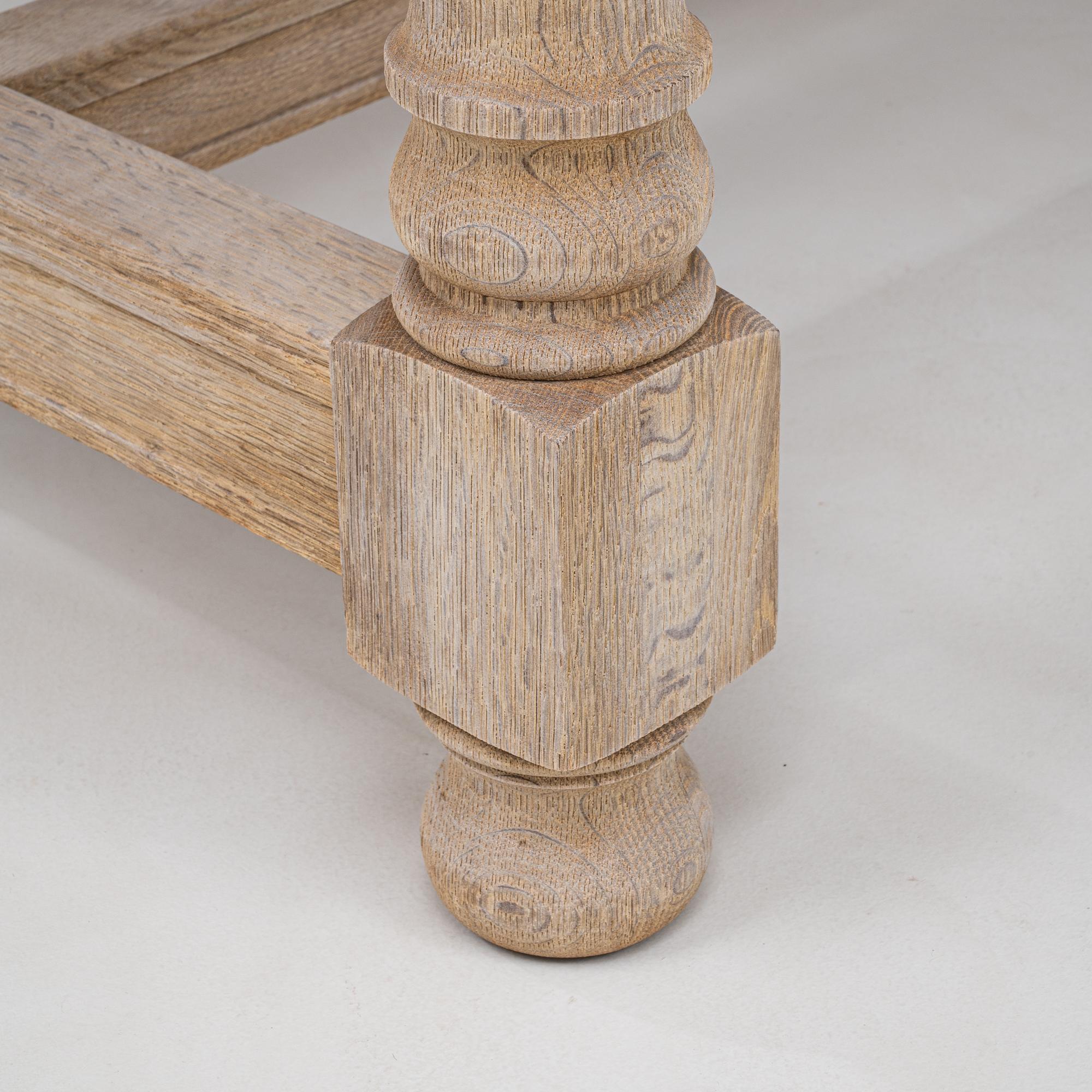 Mesa de comedor de roble belga del siglo XX en venta 4