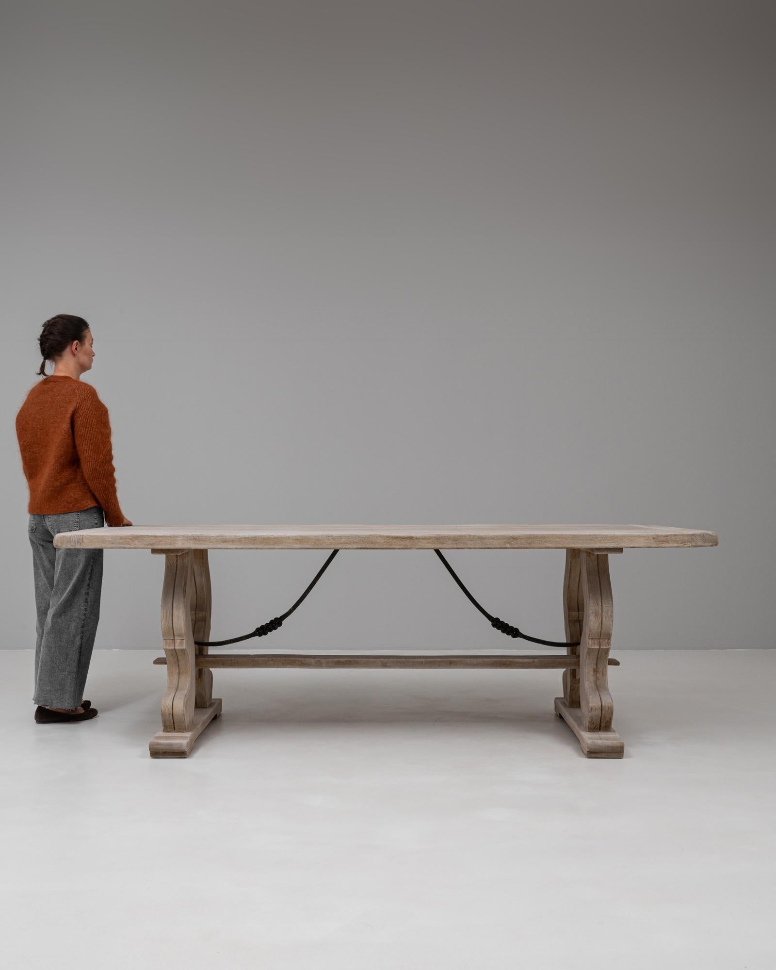 Belge Table de salle à manger en Oak belge du 20e siècle avec pieds en forme de lyre en vente