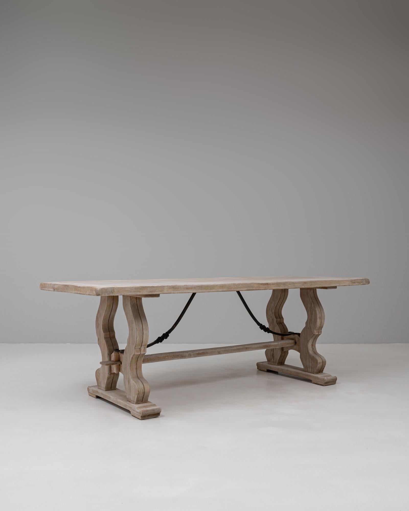 Table de salle à manger en Oak belge du 20e siècle avec pieds en forme de lyre Bon état - En vente à High Point, NC