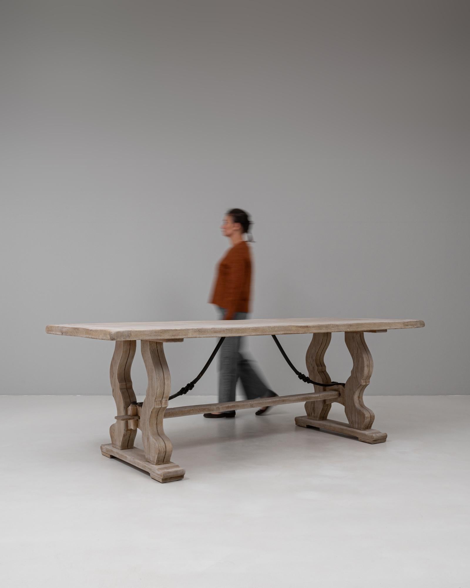 20ième siècle Table de salle à manger en Oak belge du 20e siècle avec pieds en forme de lyre en vente
