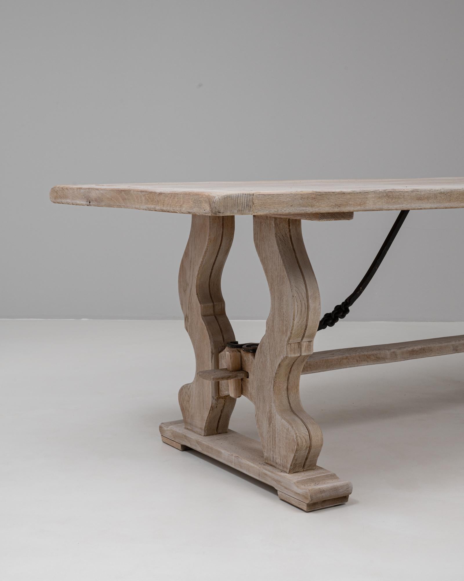 Chêne Table de salle à manger en Oak belge du 20e siècle avec pieds en forme de lyre en vente