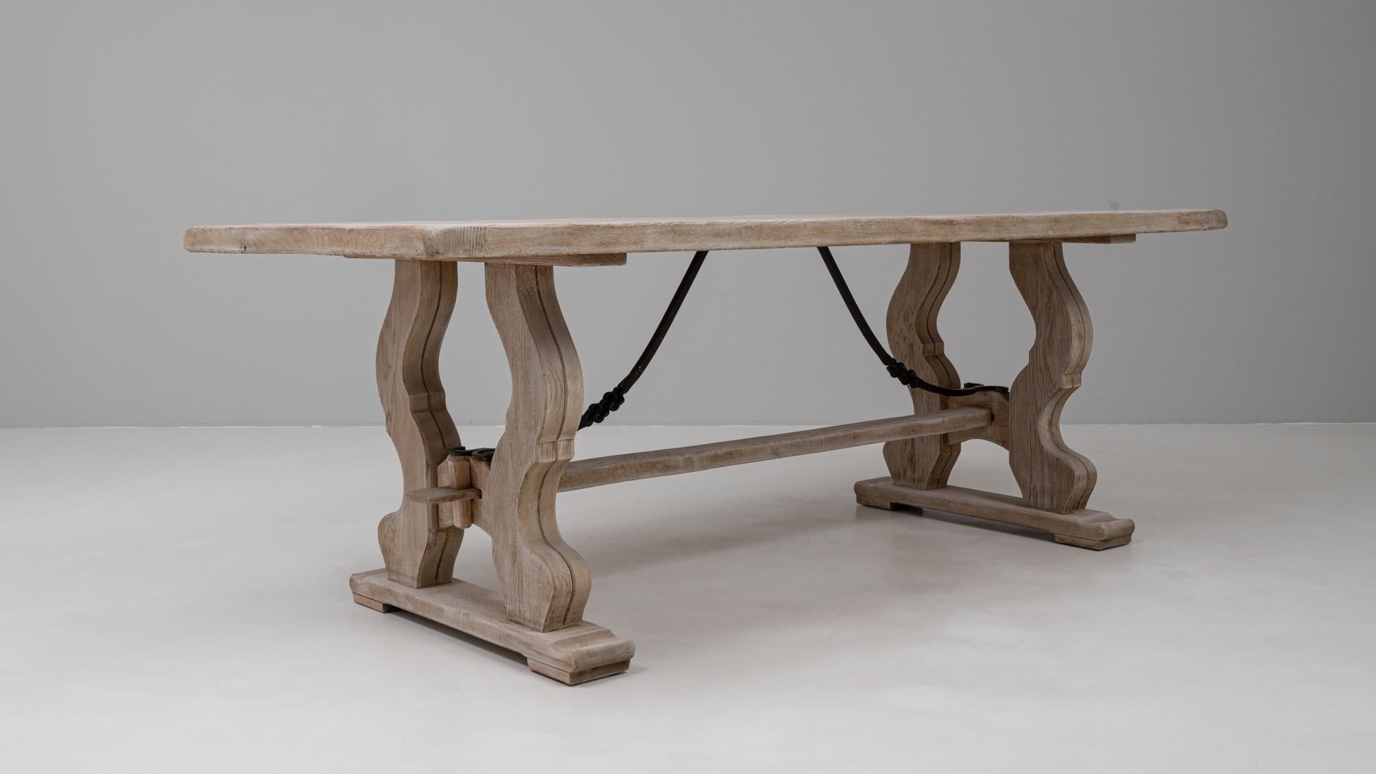 Table de salle à manger en Oak belge du 20e siècle avec pieds en forme de lyre en vente 1