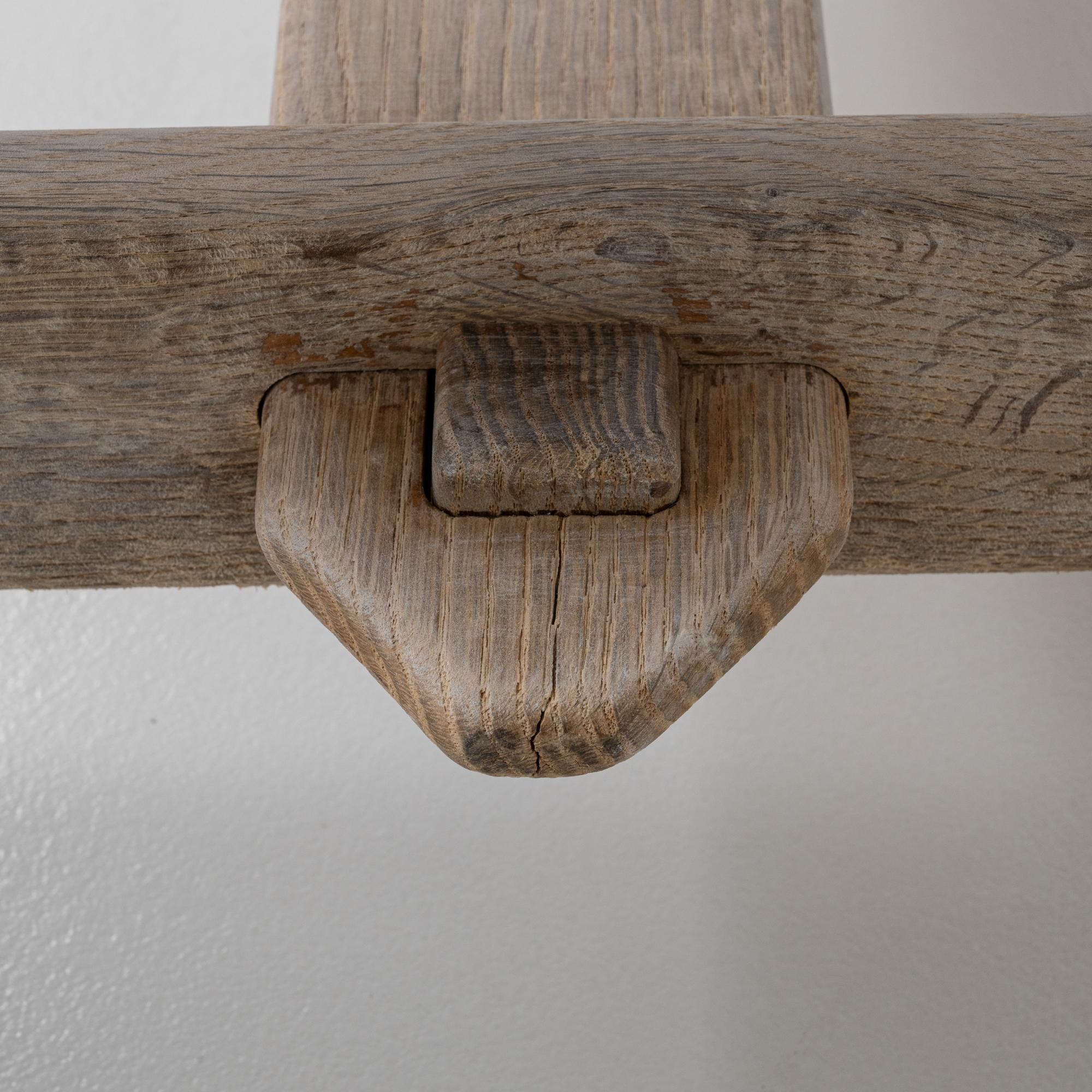 Table de salle à manger à pieds évasés en Oak belge du 20e siècle en vente 4