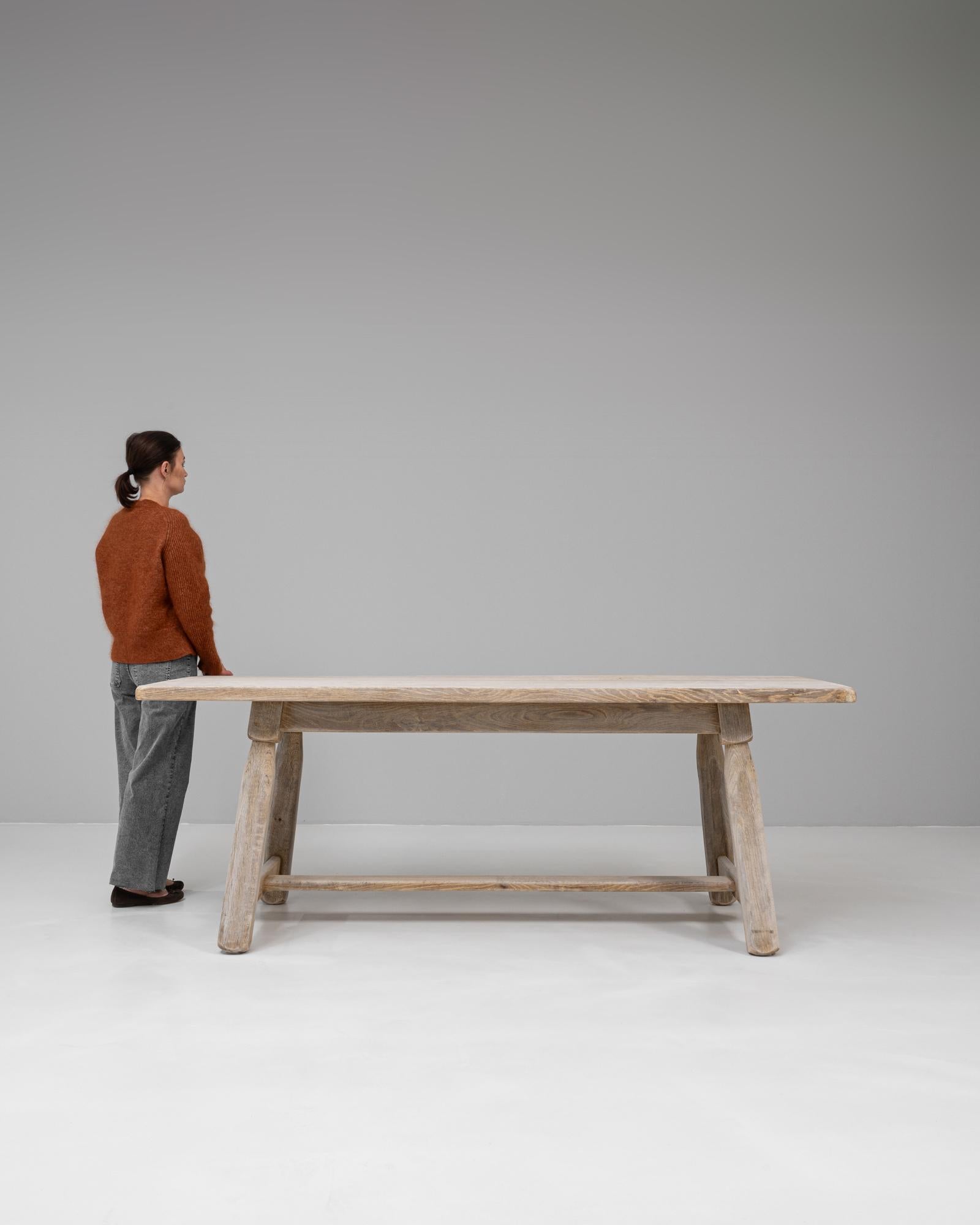 Belge Table de salle à manger à pieds évasés en Oak belge du 20e siècle en vente