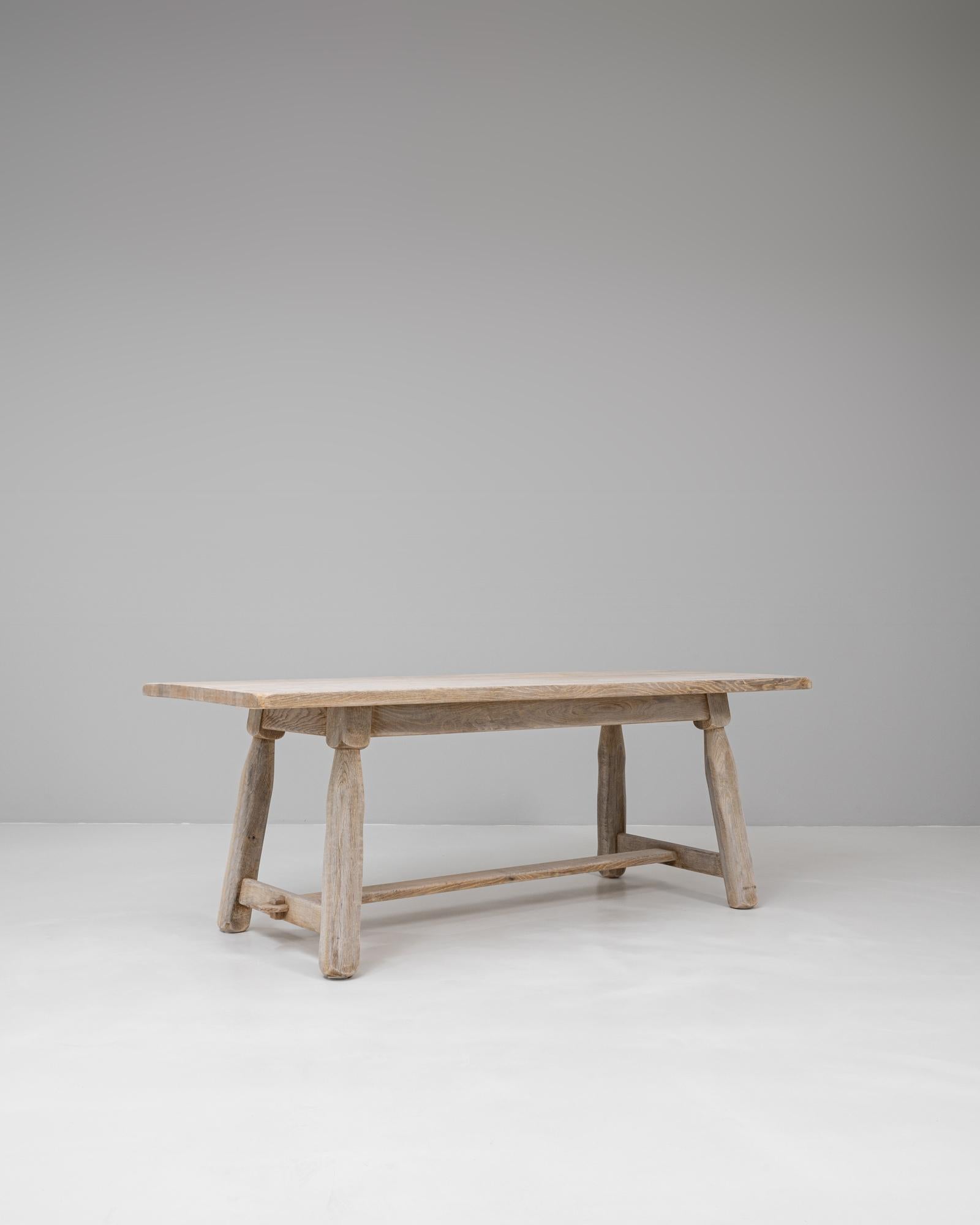 Table de salle à manger à pieds évasés en Oak belge du 20e siècle Bon état - En vente à High Point, NC
