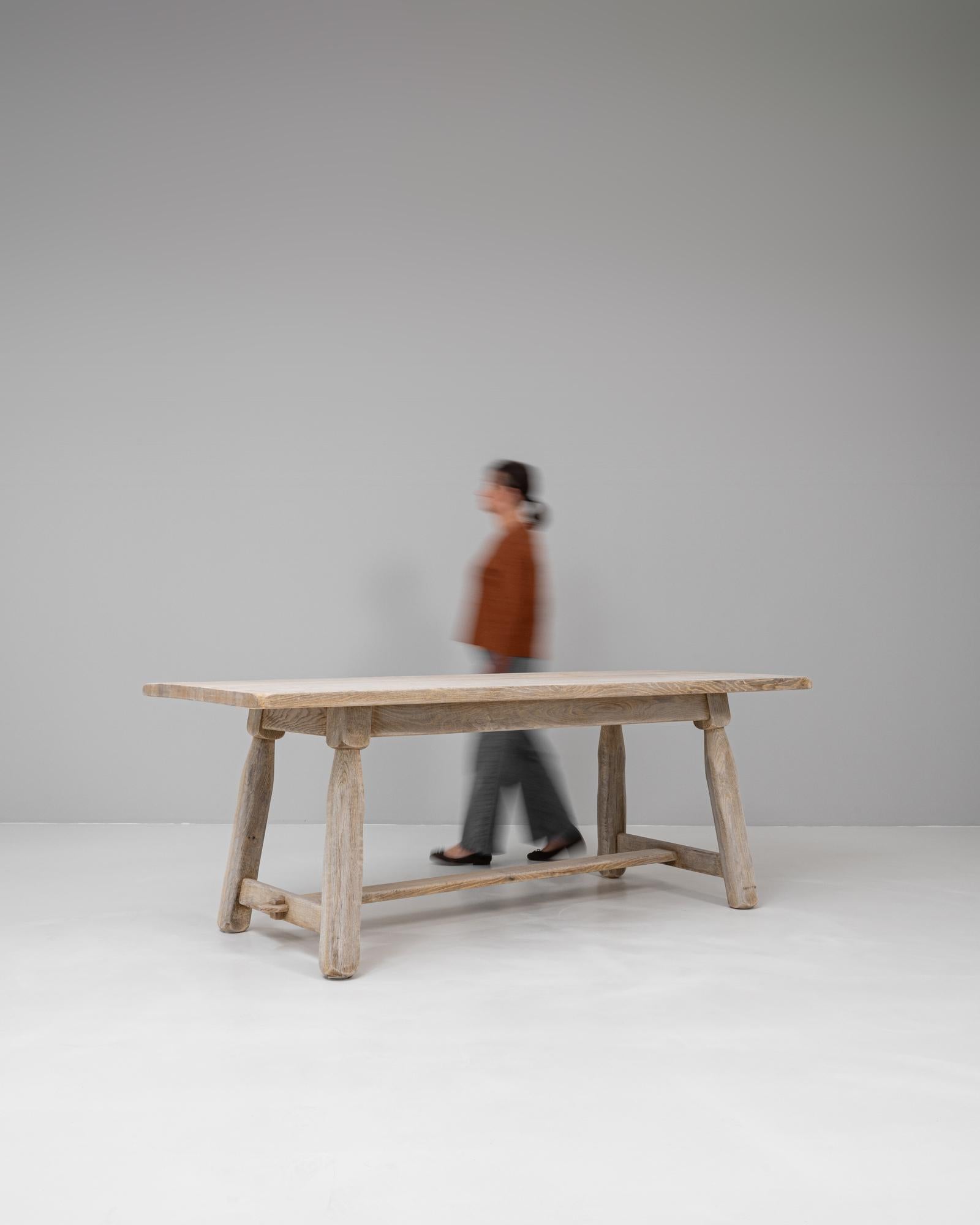20ième siècle Table de salle à manger à pieds évasés en Oak belge du 20e siècle en vente