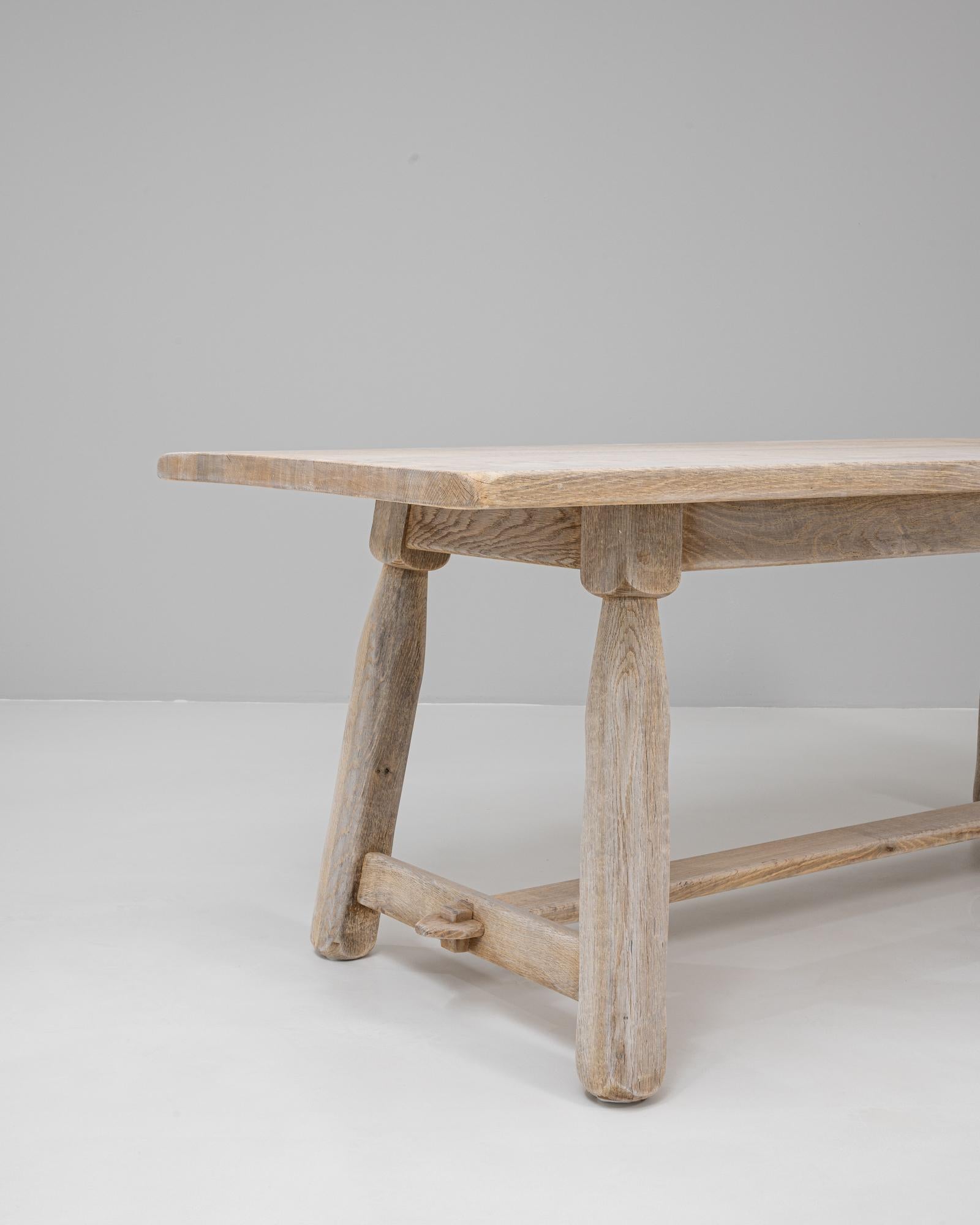 Chêne Table de salle à manger à pieds évasés en Oak belge du 20e siècle en vente