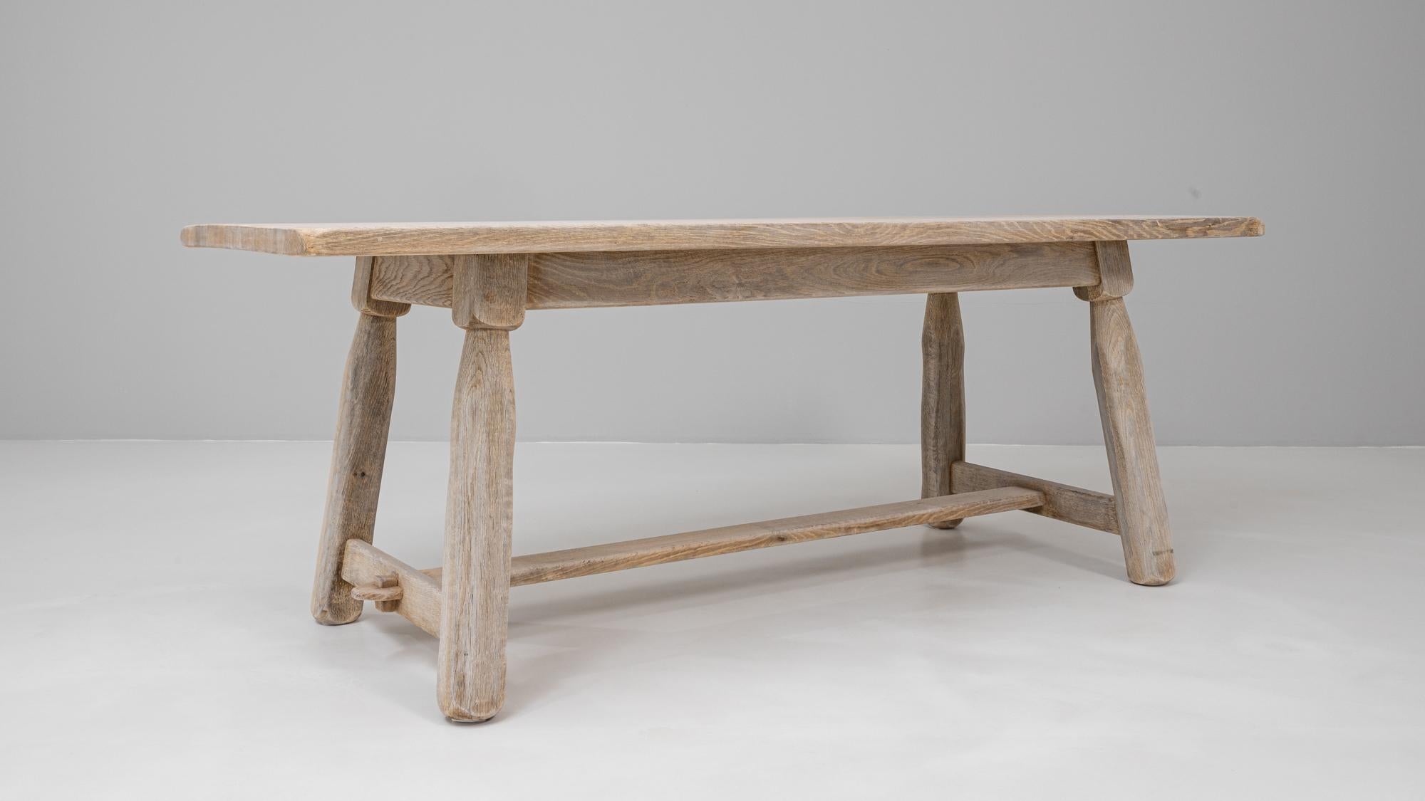 Table de salle à manger à pieds évasés en Oak belge du 20e siècle en vente 1