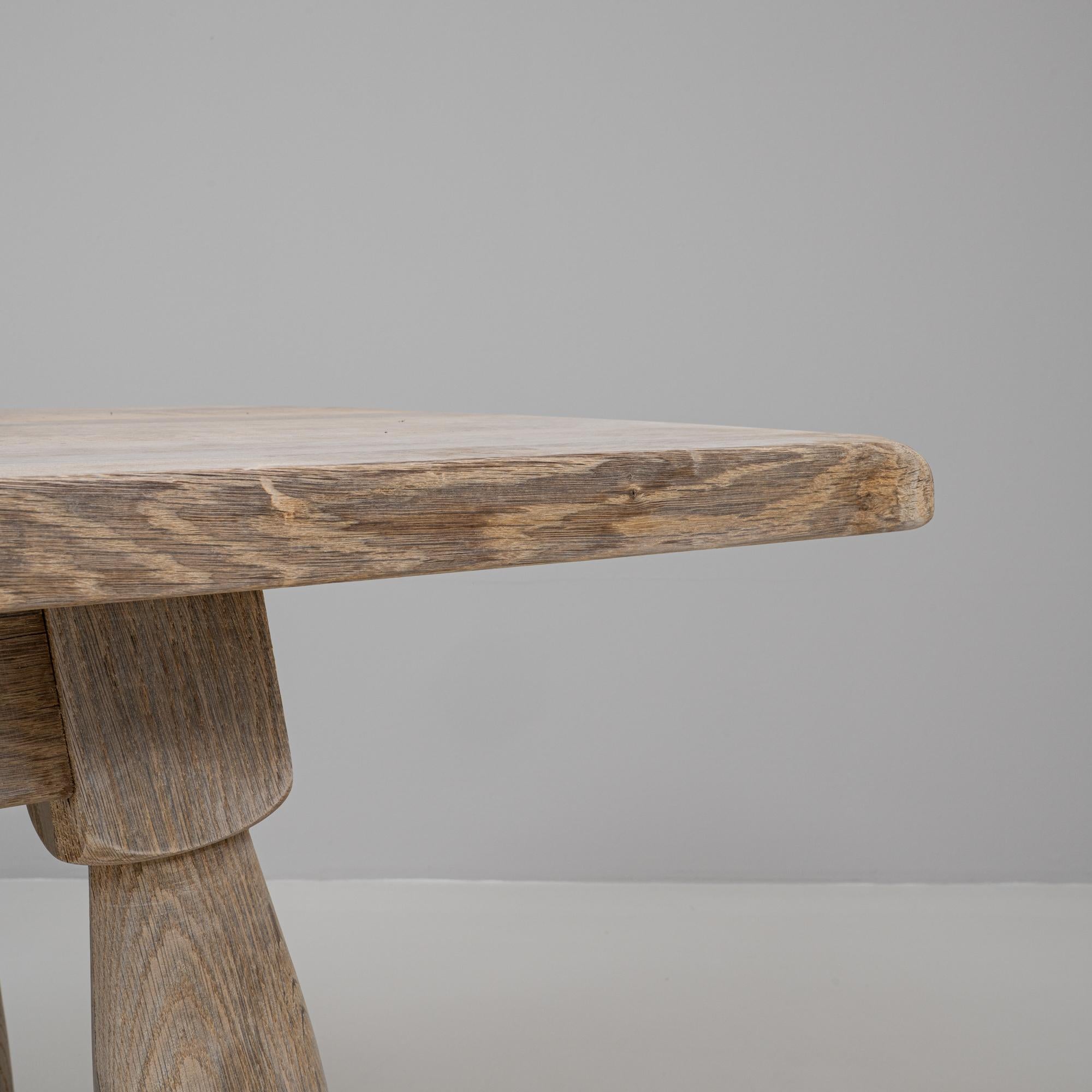 Table de salle à manger à pieds évasés en Oak belge du 20e siècle en vente 2