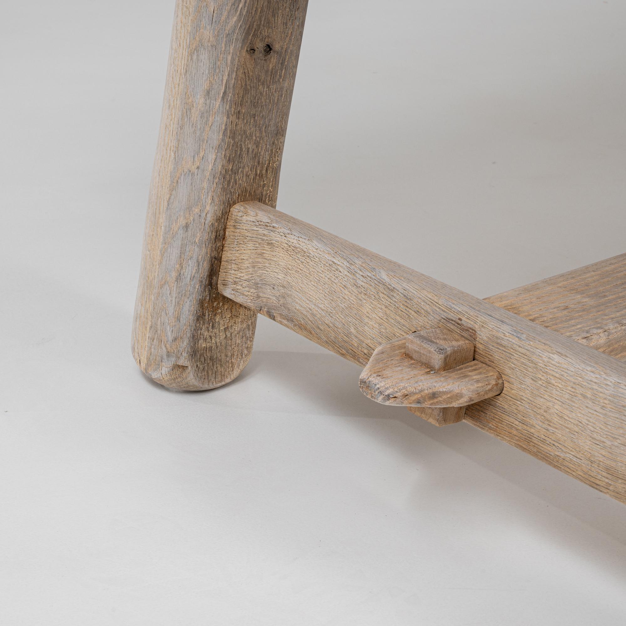 Table de salle à manger à pieds évasés en Oak belge du 20e siècle en vente 3