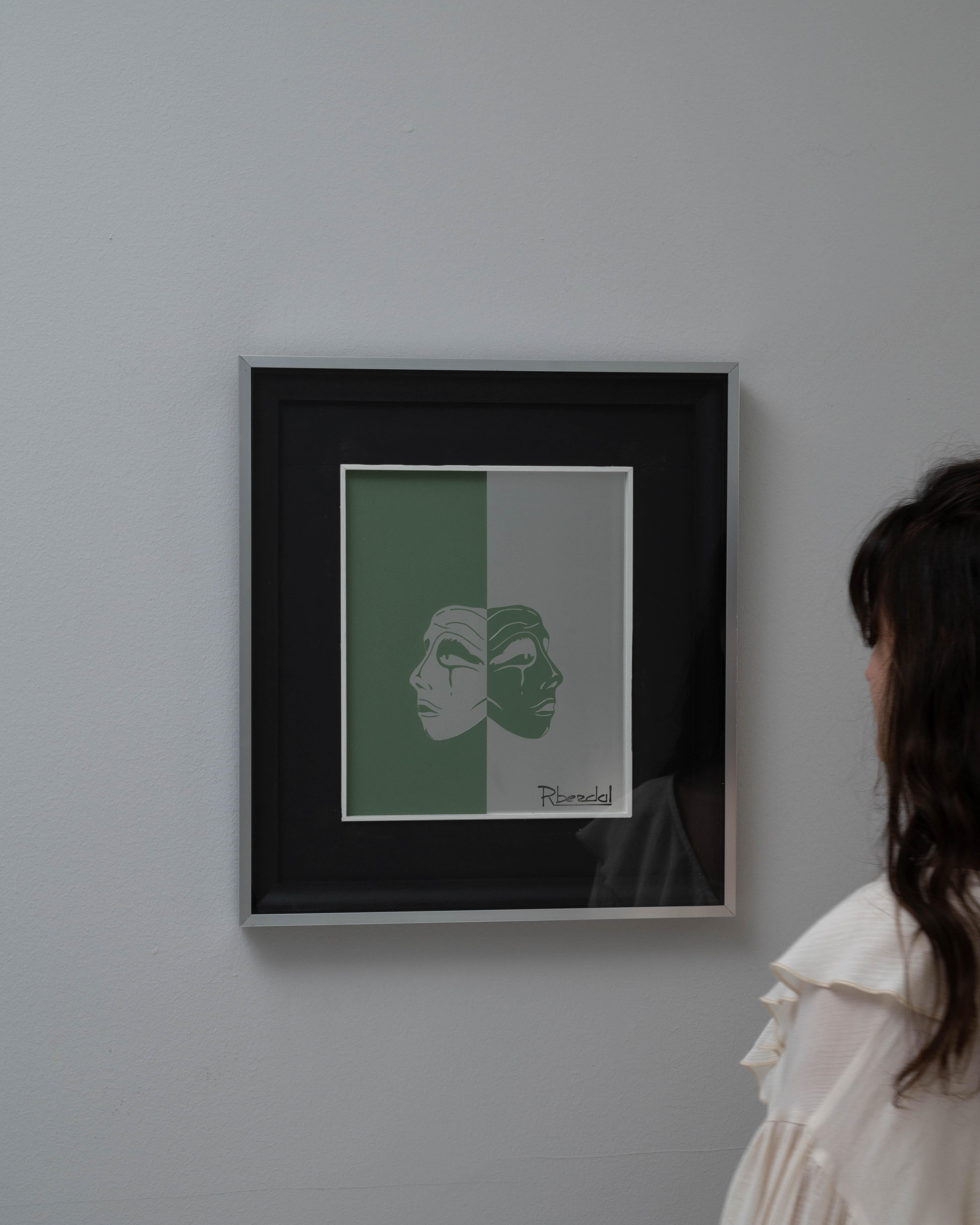 Explorez l'élégance et la simplicité de l'art belge du XXe siècle avec cette pièce sereine de René Berdal. Présentée dans un cadre noir élégant, cette œuvre d'art présente un portrait à double visage sur un fond vert paisible, symbolisant la dualité