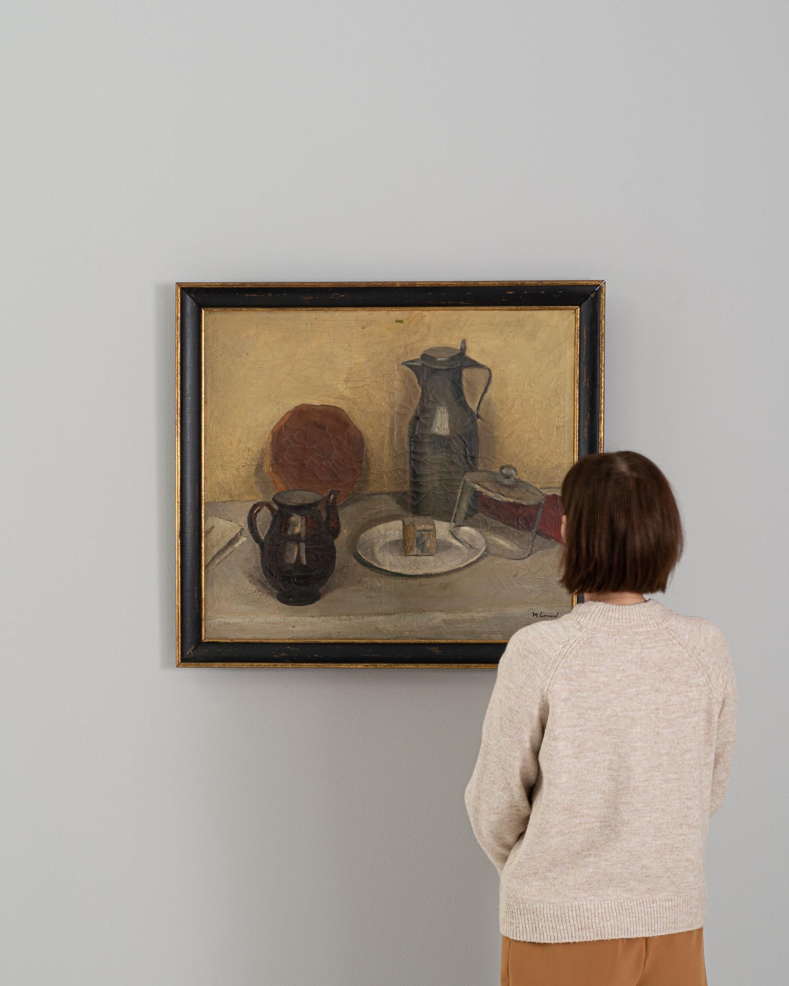 Dieses belgische Gemälde aus dem 20. Jahrhundert ist ein heiteres Stillleben, das die schlichte Eleganz von Alltagsgegenständen in einer durchdachten Komposition einfängt. Die erdige Farbgebung des Kunstwerks wirkt beruhigend und vermittelt ein