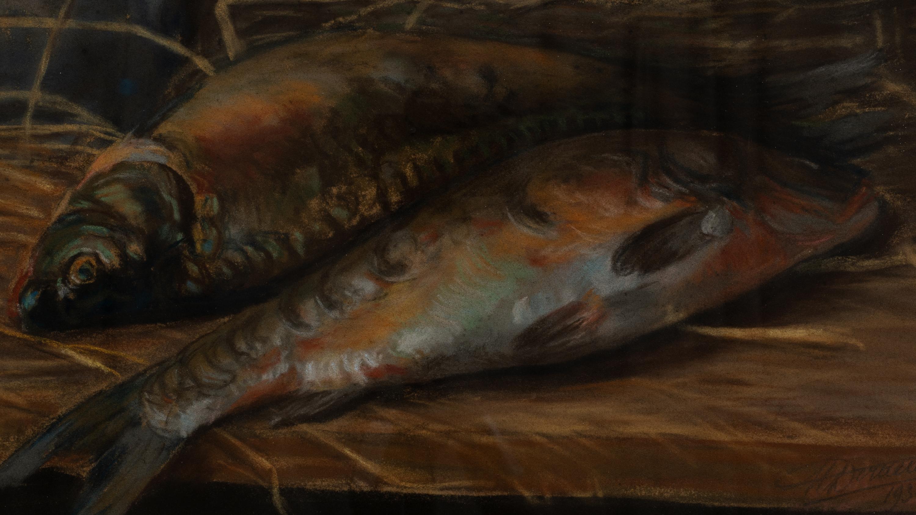 Cette captivante peinture belge du XXe siècle présente une nature morte de poissons richement détaillée, capturant magistralement l'essence d'une scène de cuisine traditionnelle. Le tableau représente deux poissons frais et chatoyants allongés sur