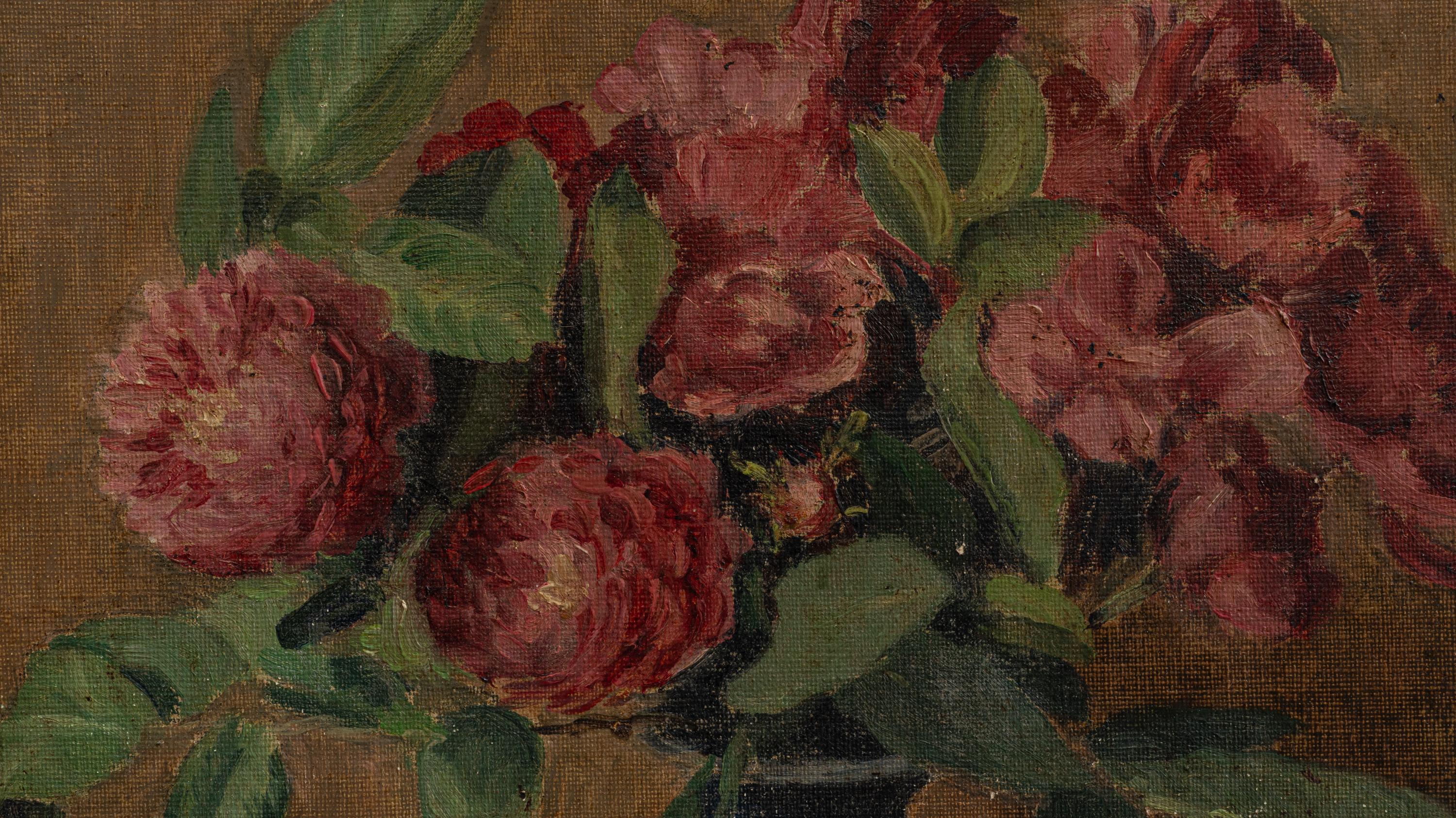 Cette peinture belge du 20e siècle représente une nature morte d'une grande simplicité, avec un vase de pivoines rouges luxuriantes. Le travail de pinceau texturé et la profondeur des fleurs cramoisies sur le fond neutre capturent la beauté vibrante