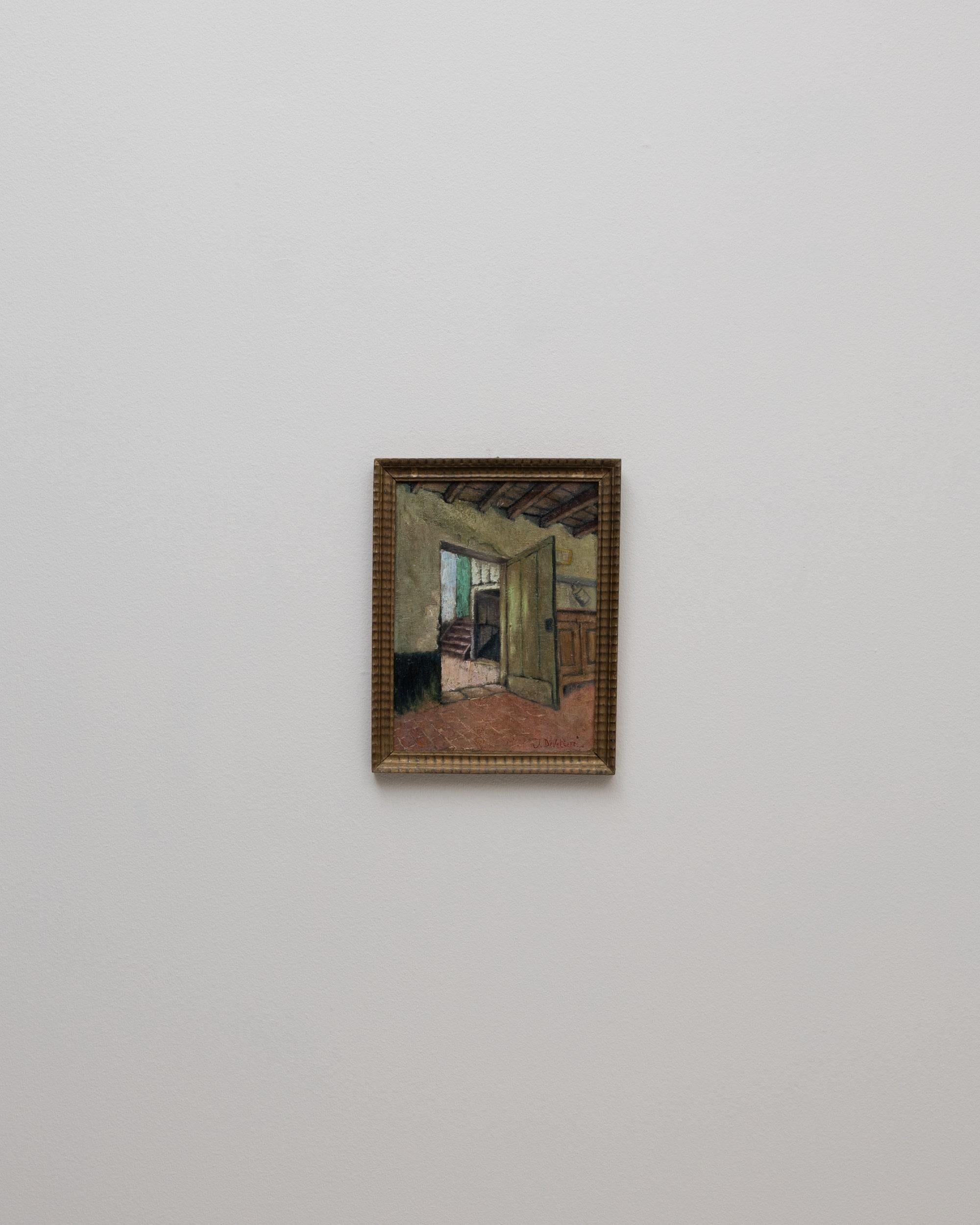 Dieses belgische Gemälde aus dem 20. Jahrhundert zeigt eine ruhige Innenraumszene, die den Moment einfängt, in dem sich eine Tür zu einer Treppe öffnet, die von sanftem natürlichem Licht beleuchtet wird. Die Komposition hebt rustikale