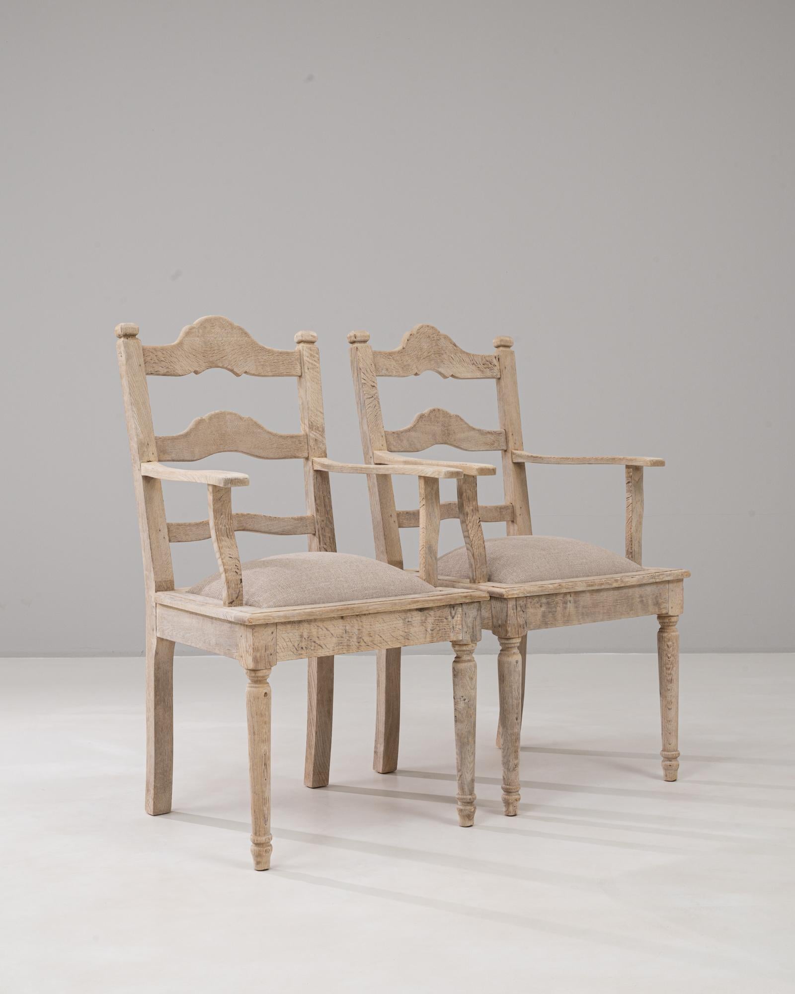 Paire de fauteuils en chêne avec assise tapissée, Belgique, 20e siècle en vente 4