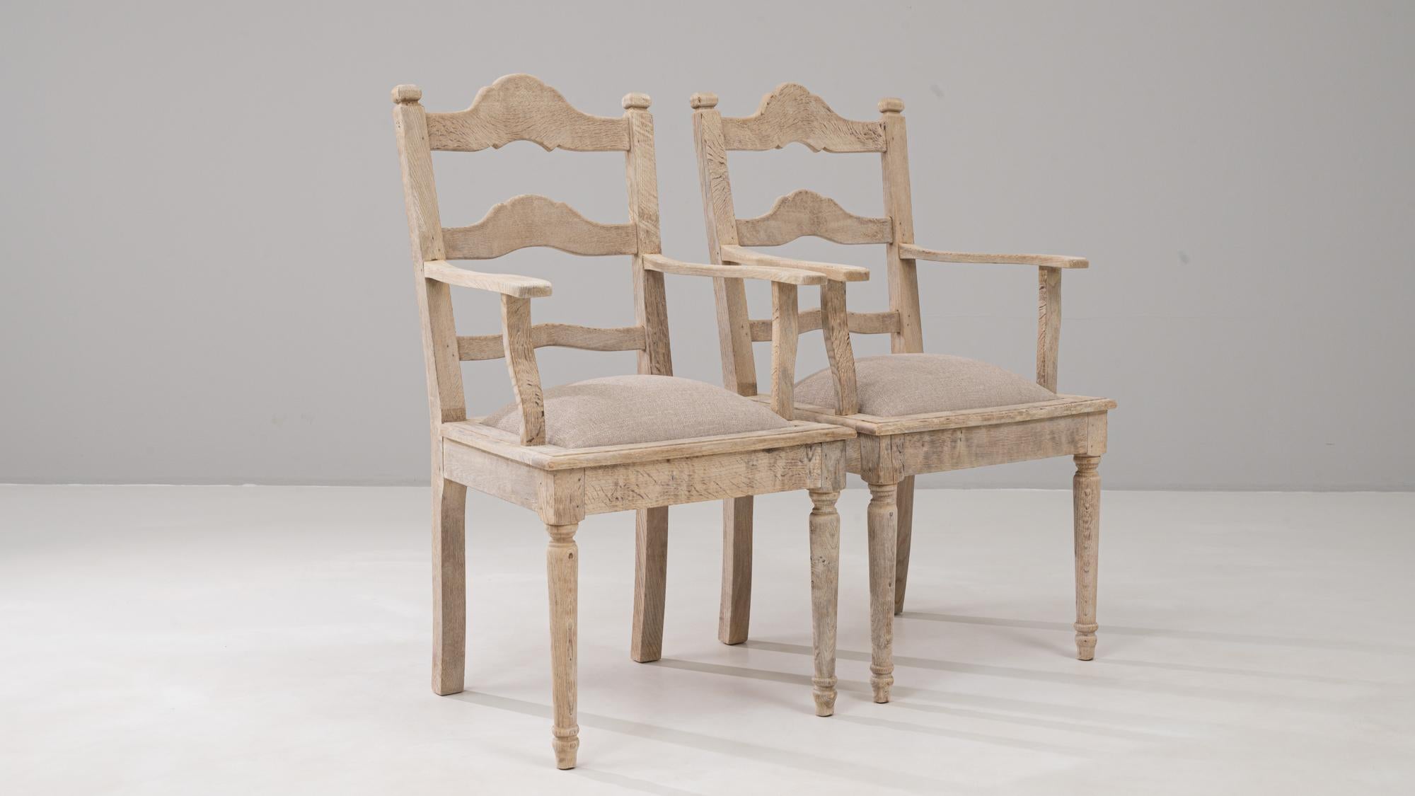 Paire de fauteuils en chêne avec assise tapissée, Belgique, 20e siècle en vente 5