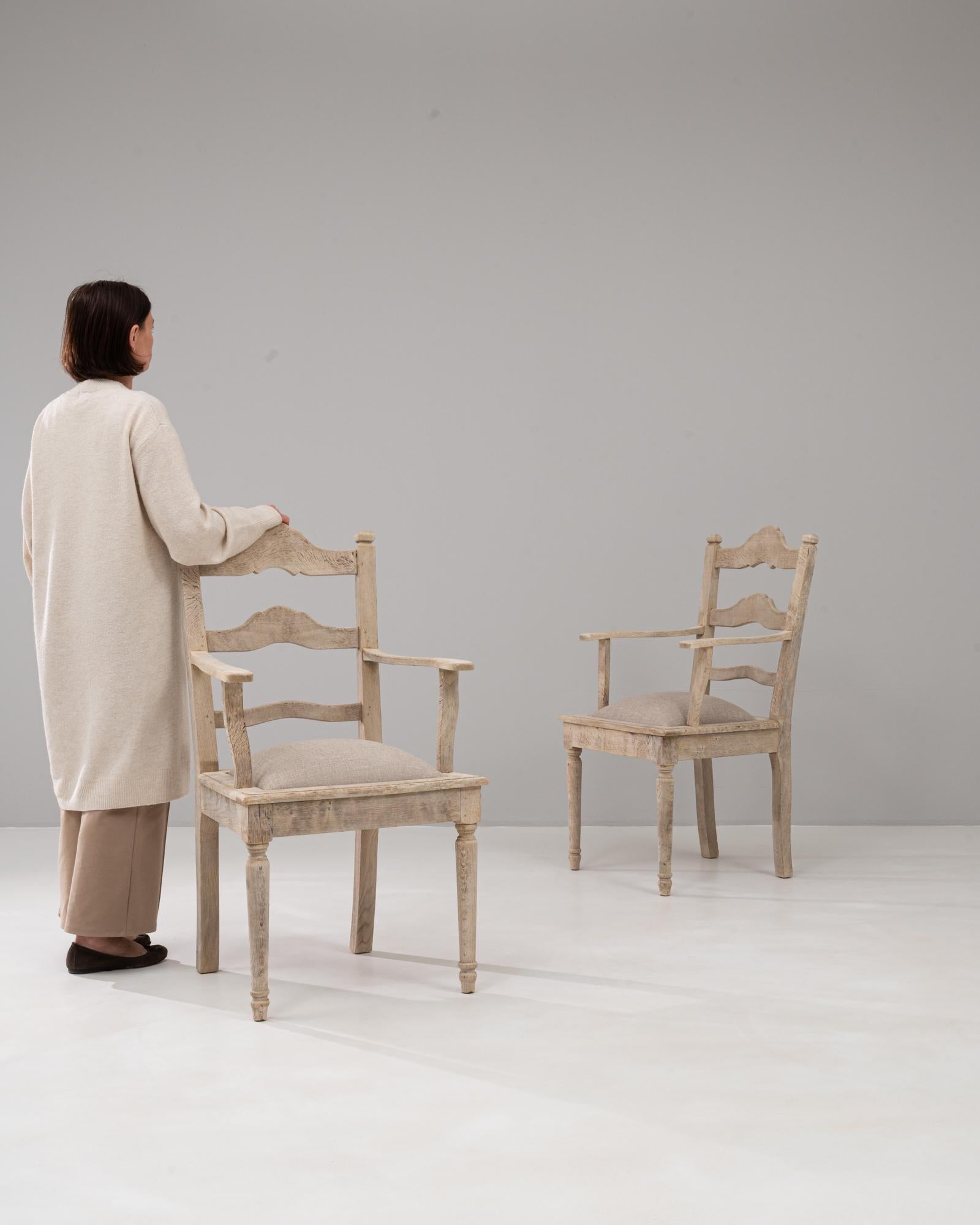 Belge Paire de fauteuils en chêne avec assise tapissée, Belgique, 20e siècle en vente