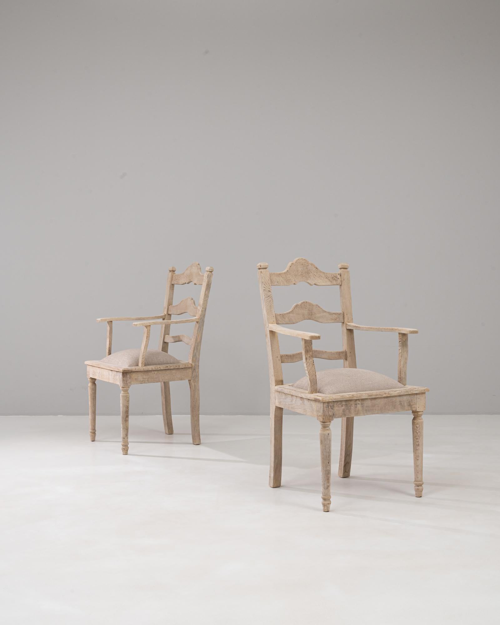 Paire de fauteuils en chêne avec assise tapissée, Belgique, 20e siècle Bon état - En vente à High Point, NC