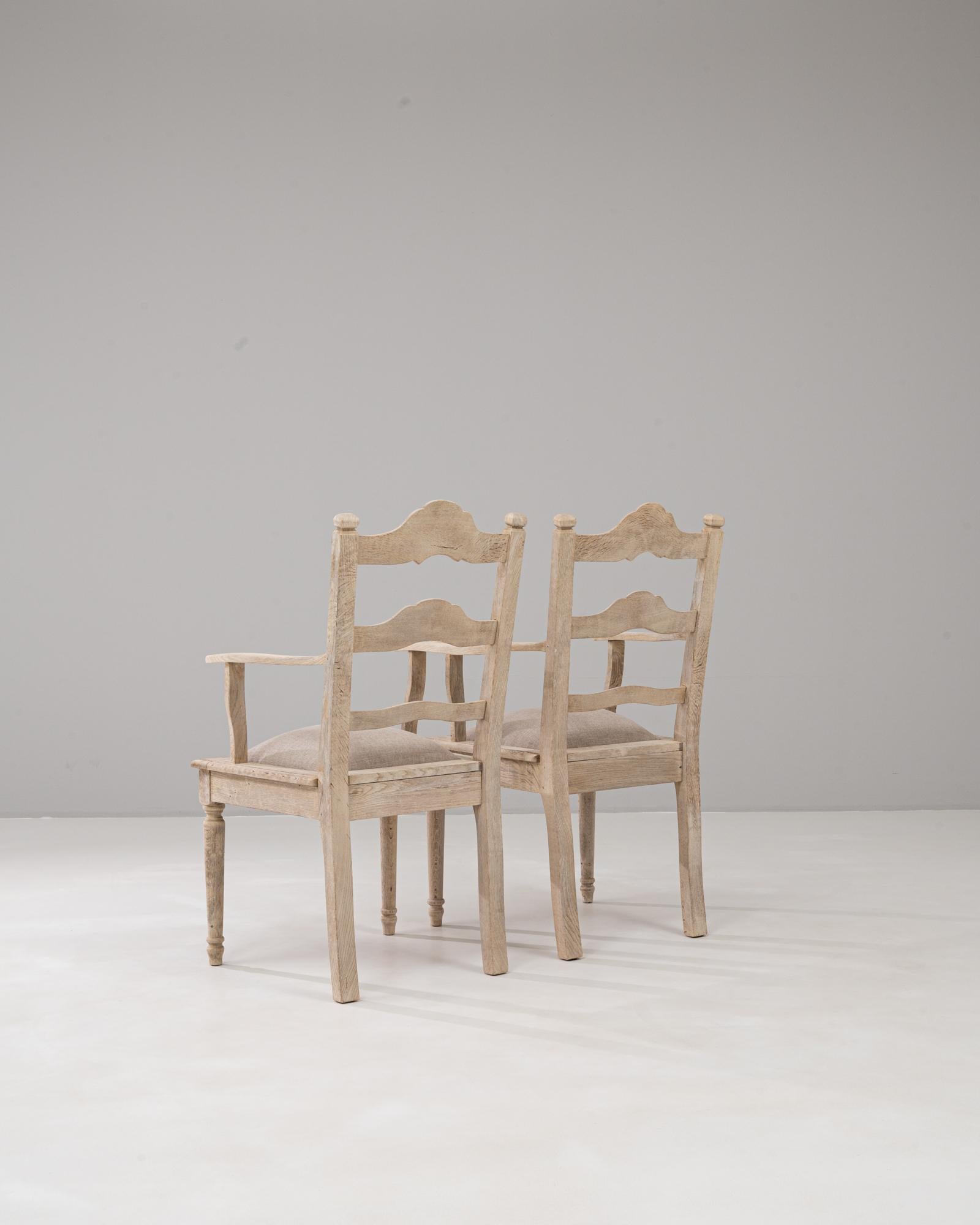 Paire de fauteuils en chêne avec assise tapissée, Belgique, 20e siècle en vente 1