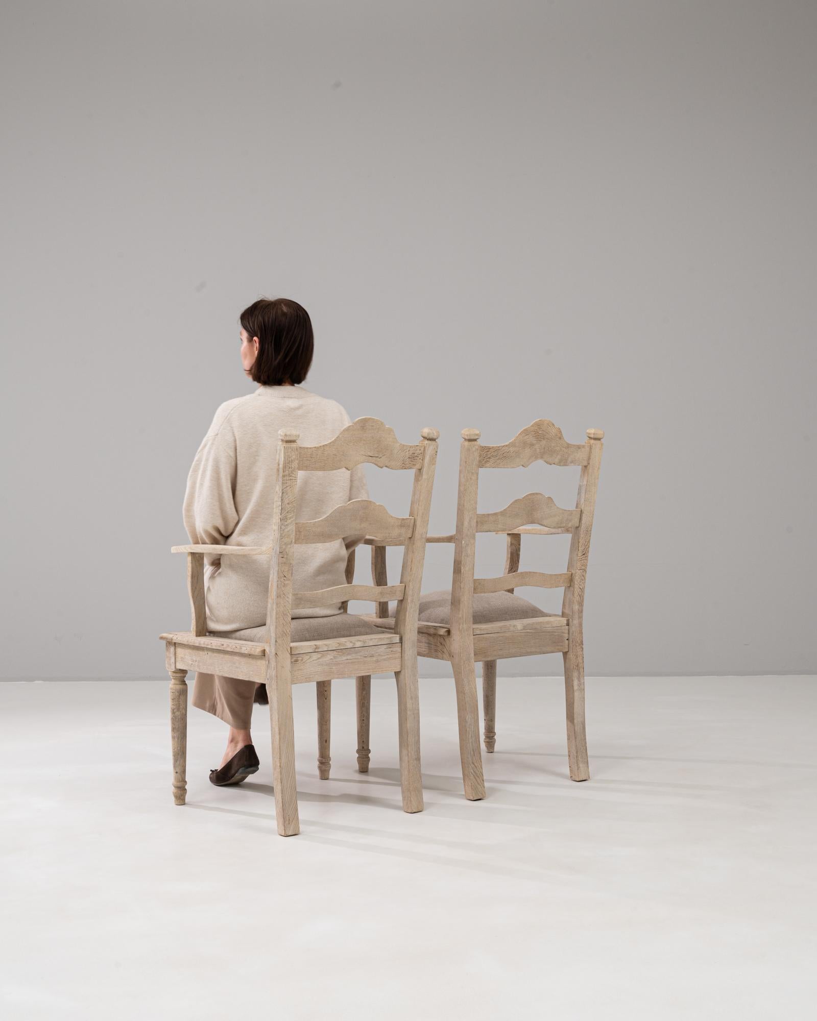 Paire de fauteuils en chêne avec assise tapissée, Belgique, 20e siècle en vente 2