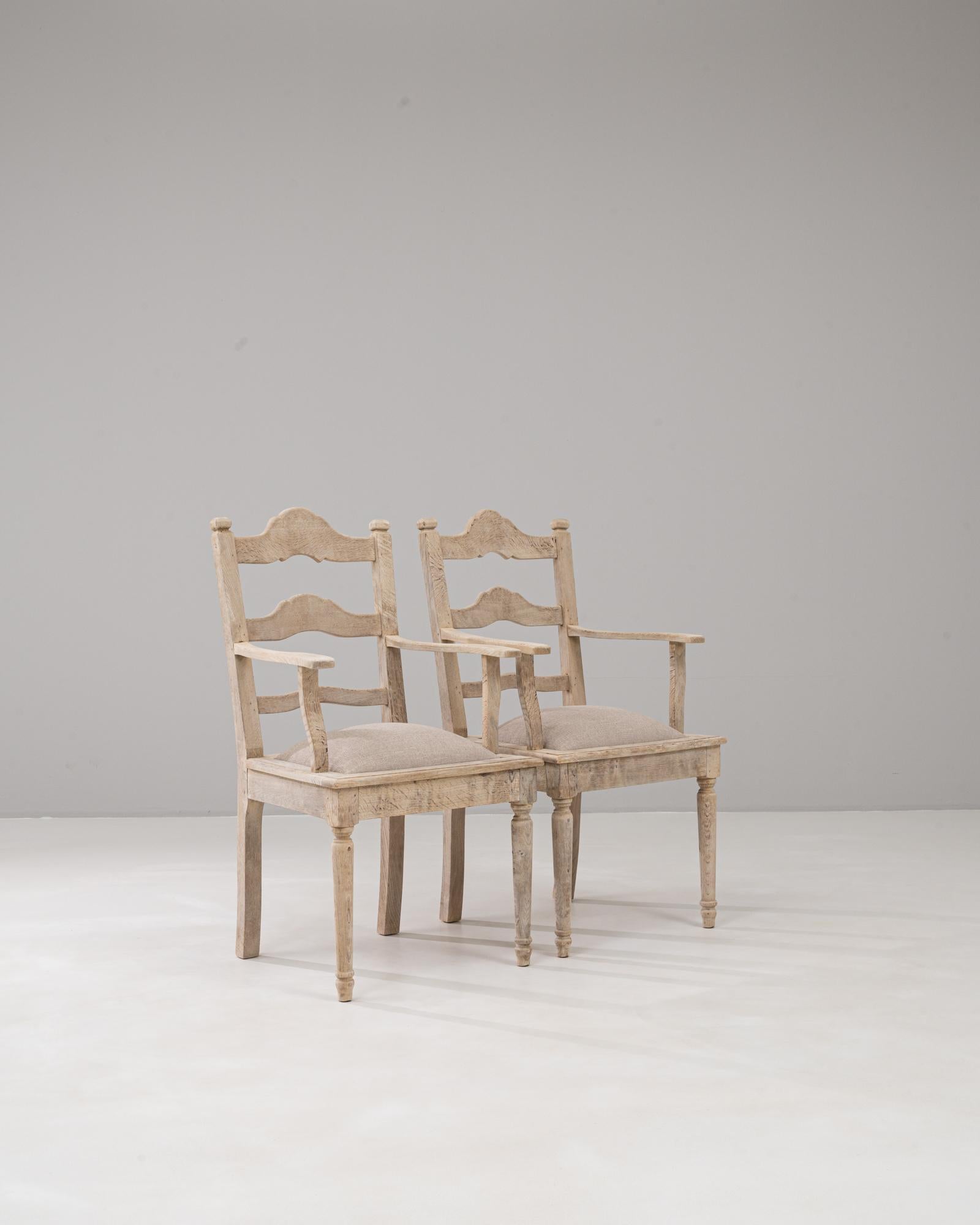 Paire de fauteuils en chêne avec assise tapissée, Belgique, 20e siècle en vente 3