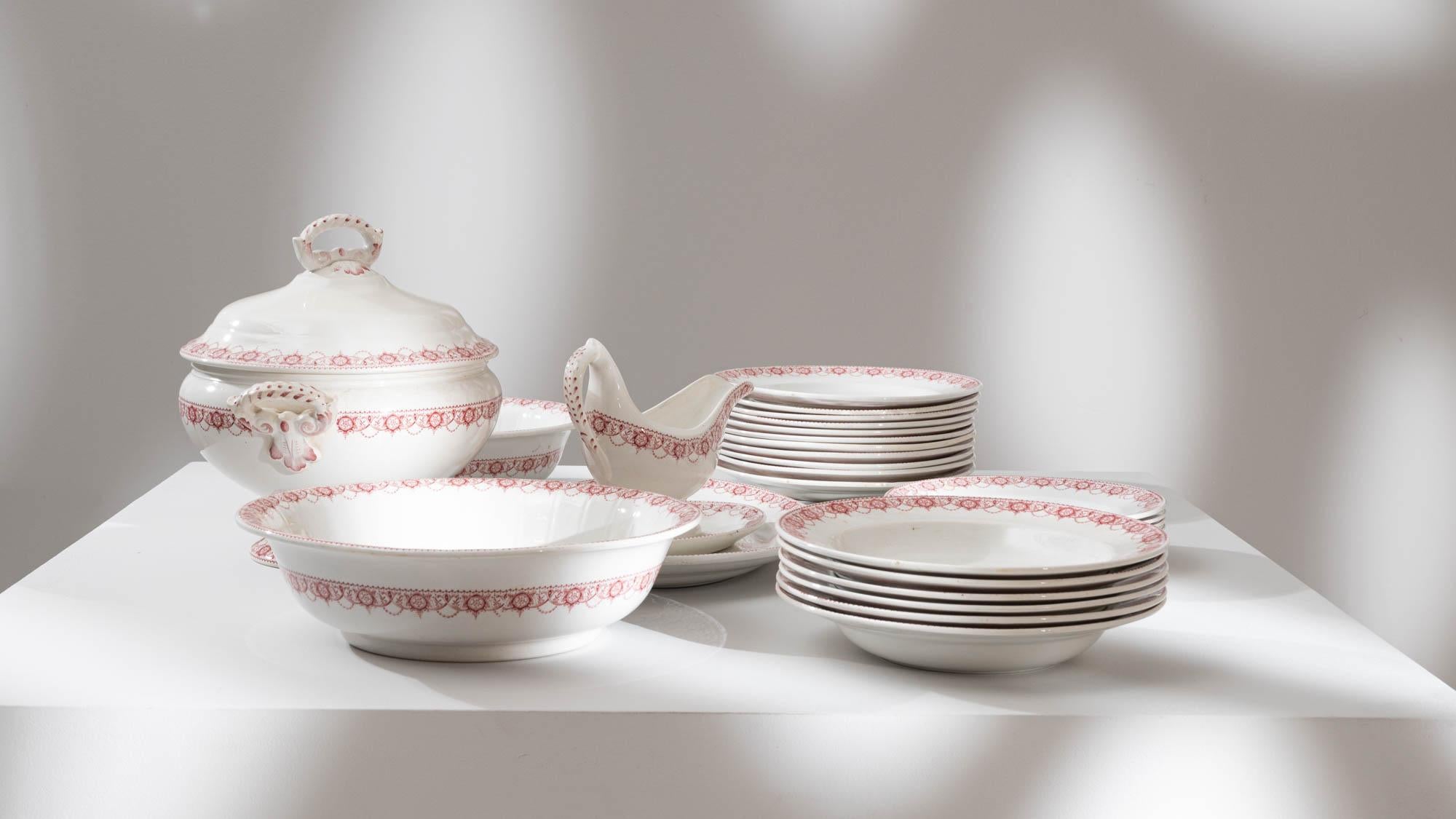 Porcelaine Ensemble de 26 tables en porcelaine belge du 20ème siècle en vente