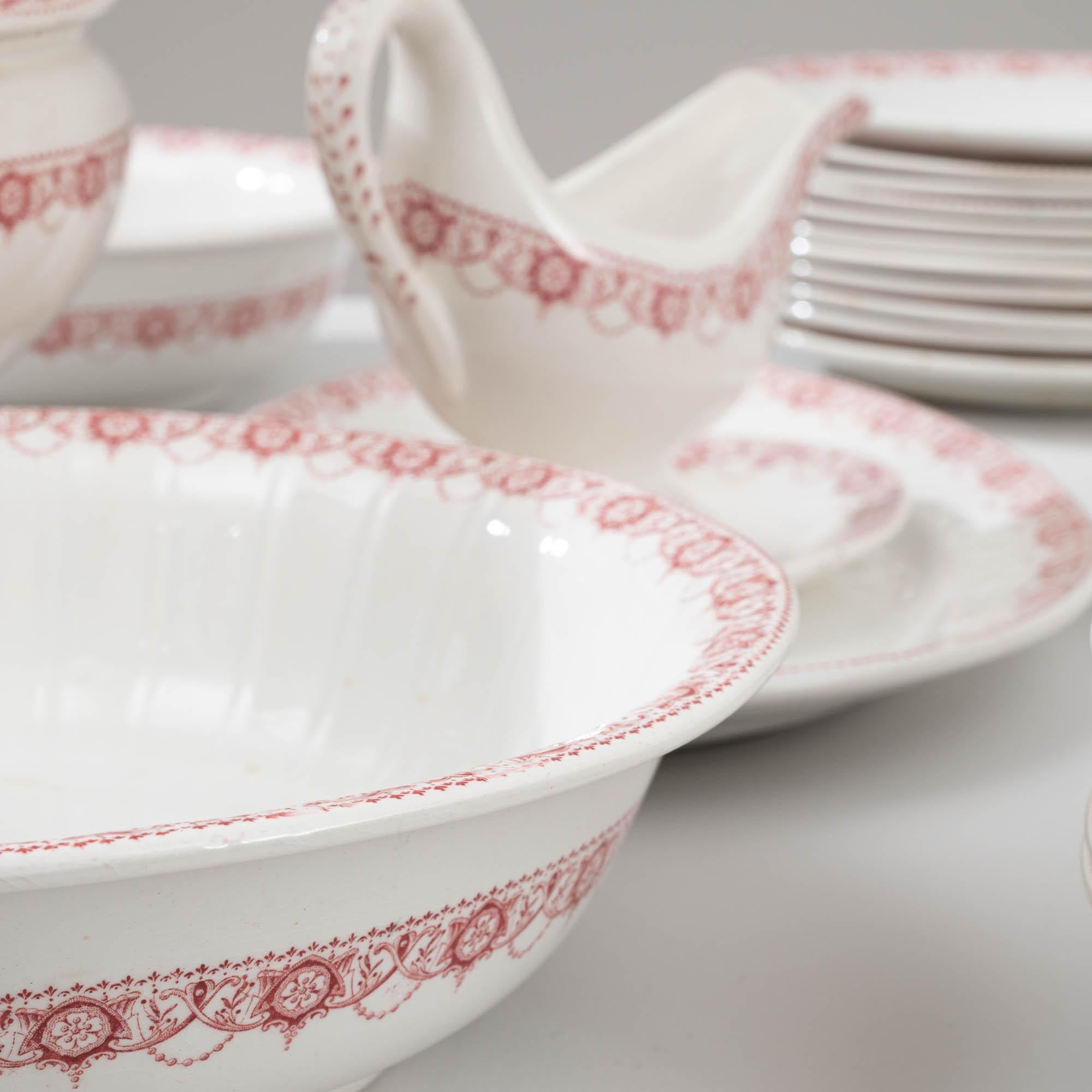Ensemble de 26 tables en porcelaine belge du 20ème siècle en vente 1
