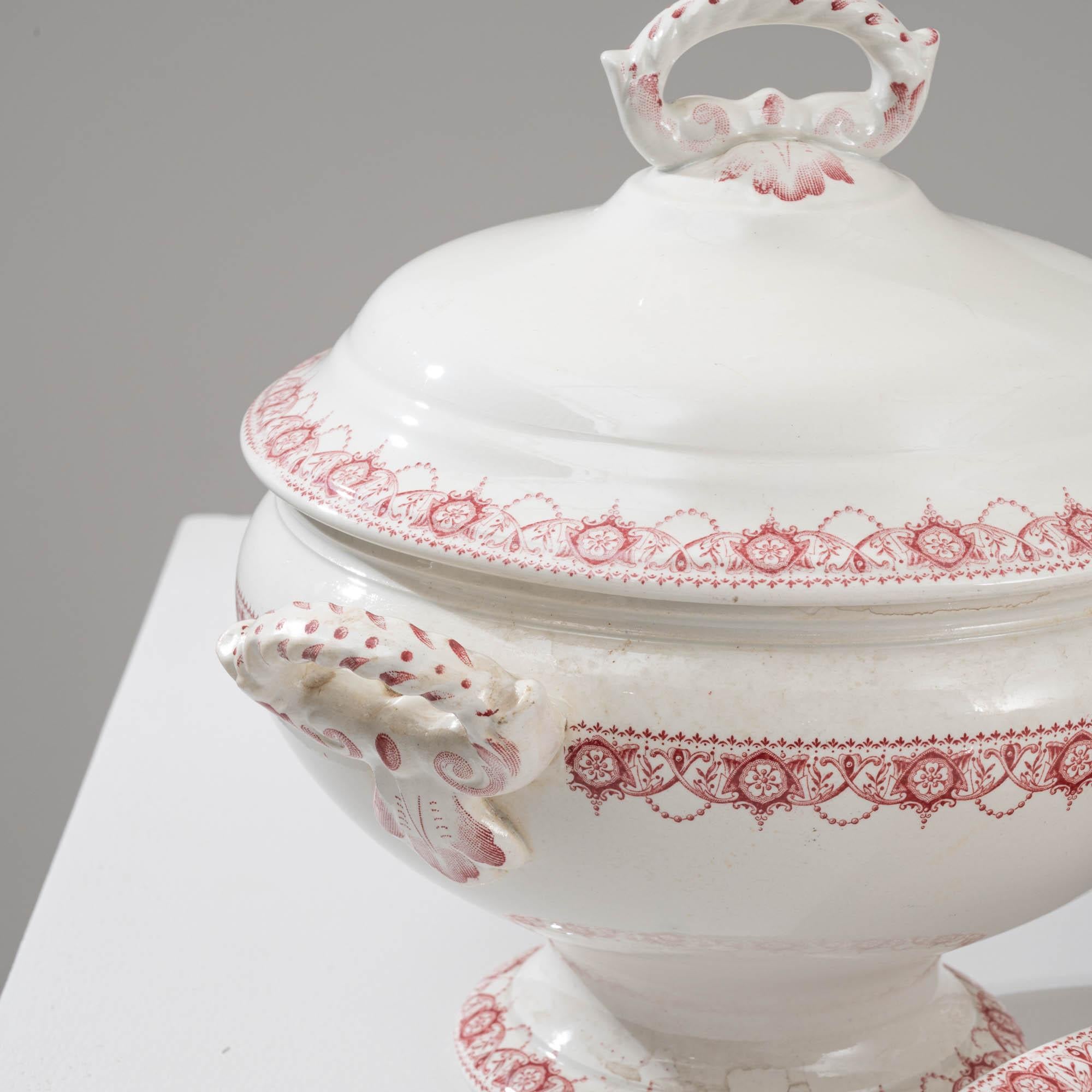 Ensemble de 26 tables en porcelaine belge du 20ème siècle en vente 2