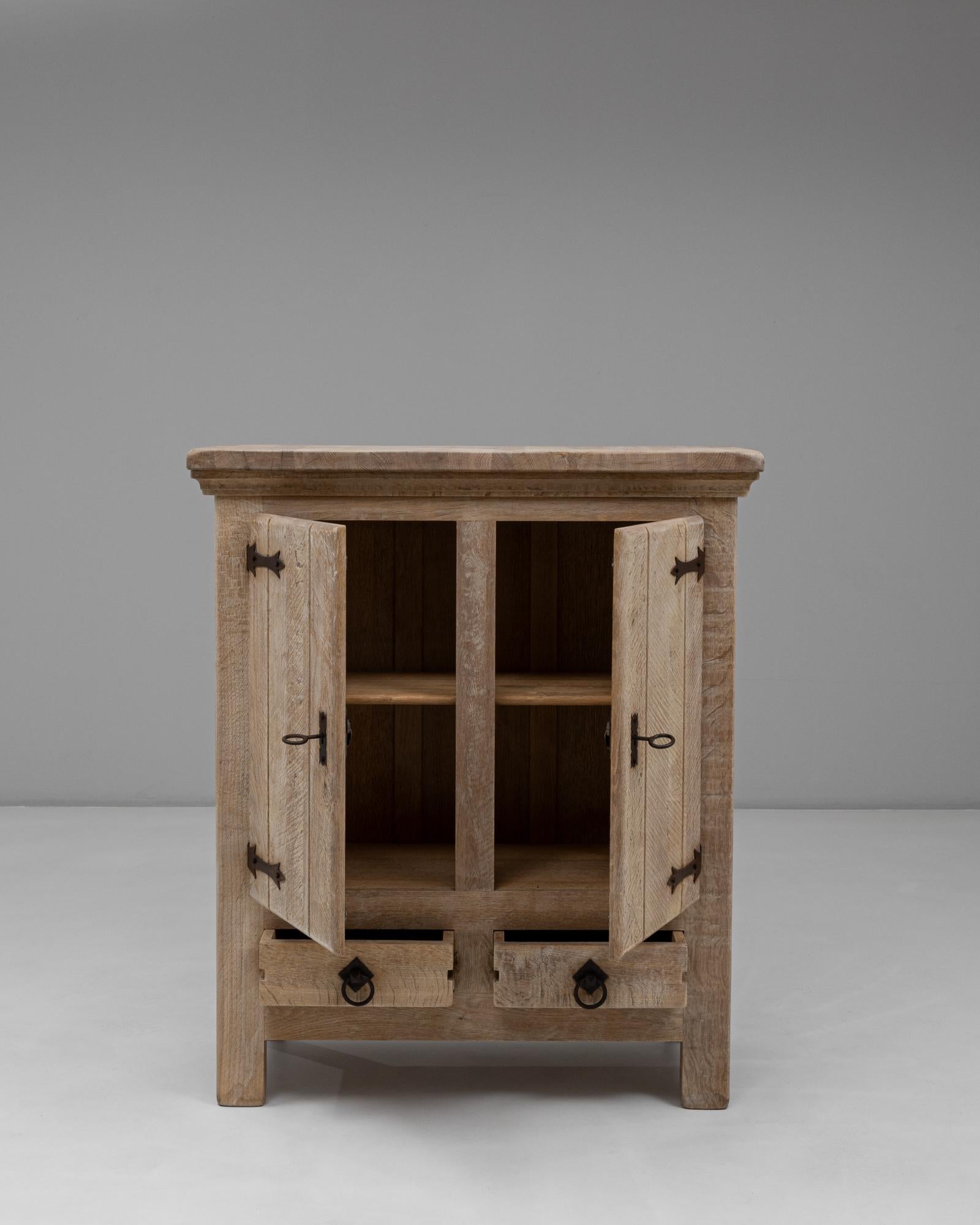 Primitivo 20th Century Belgian Primitive Oak Cabinet With Iron Hardware in vendita